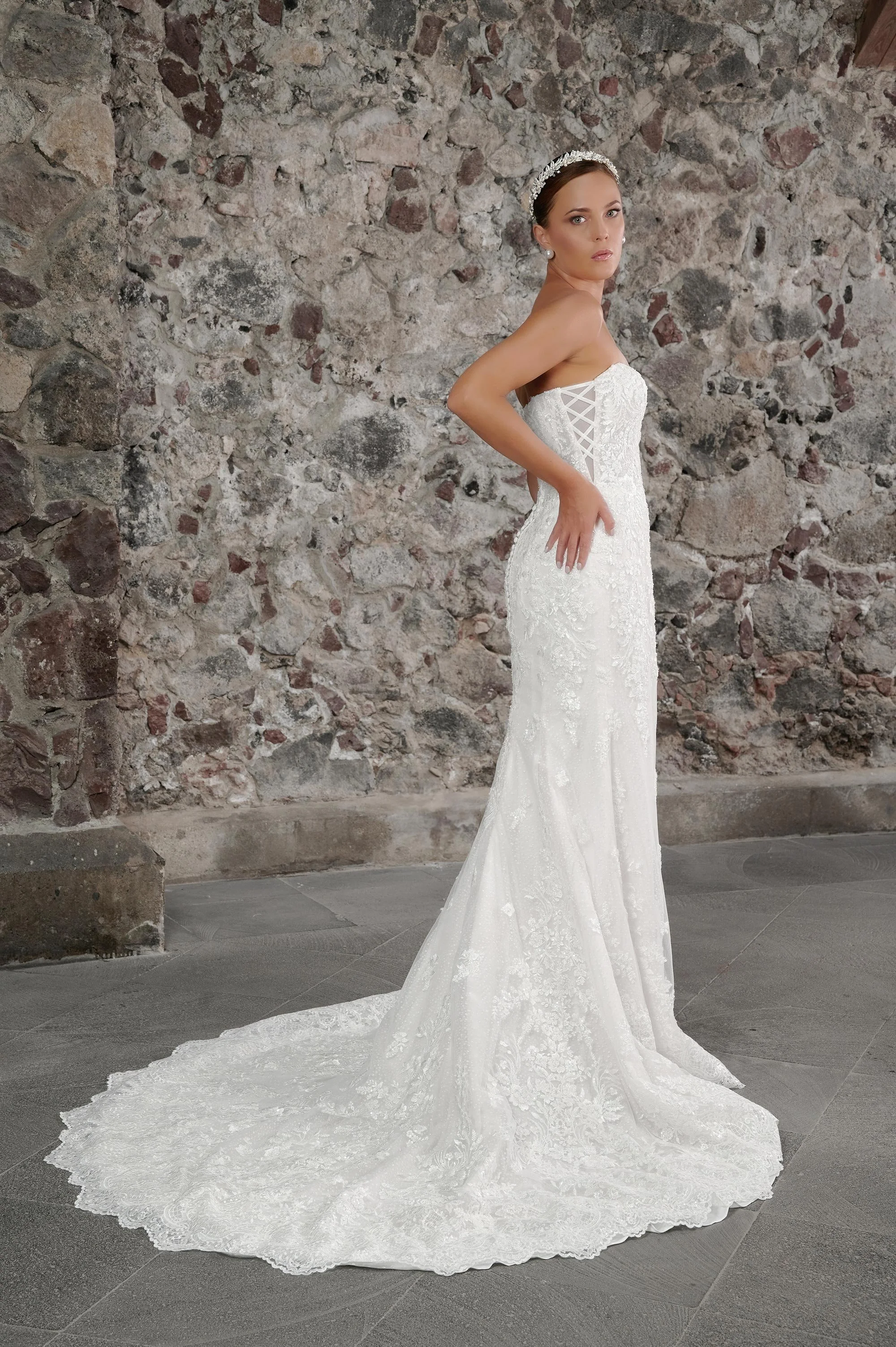 Detalle del corsé de cintas cruzadas del vestido de novia Carolina.