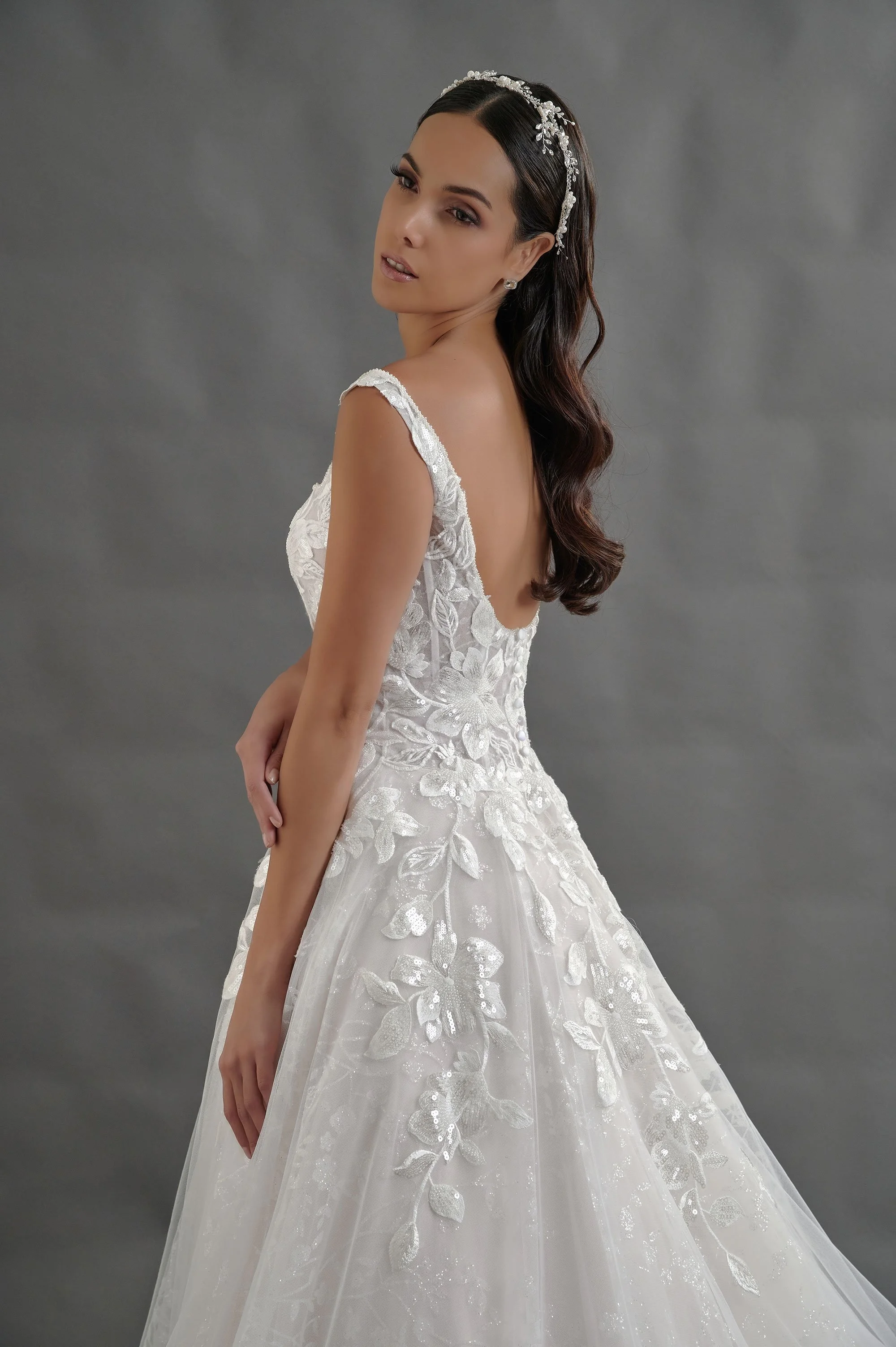 Detalle del corsé de amarre y las mangas caídas del vestido de novia Blandina.