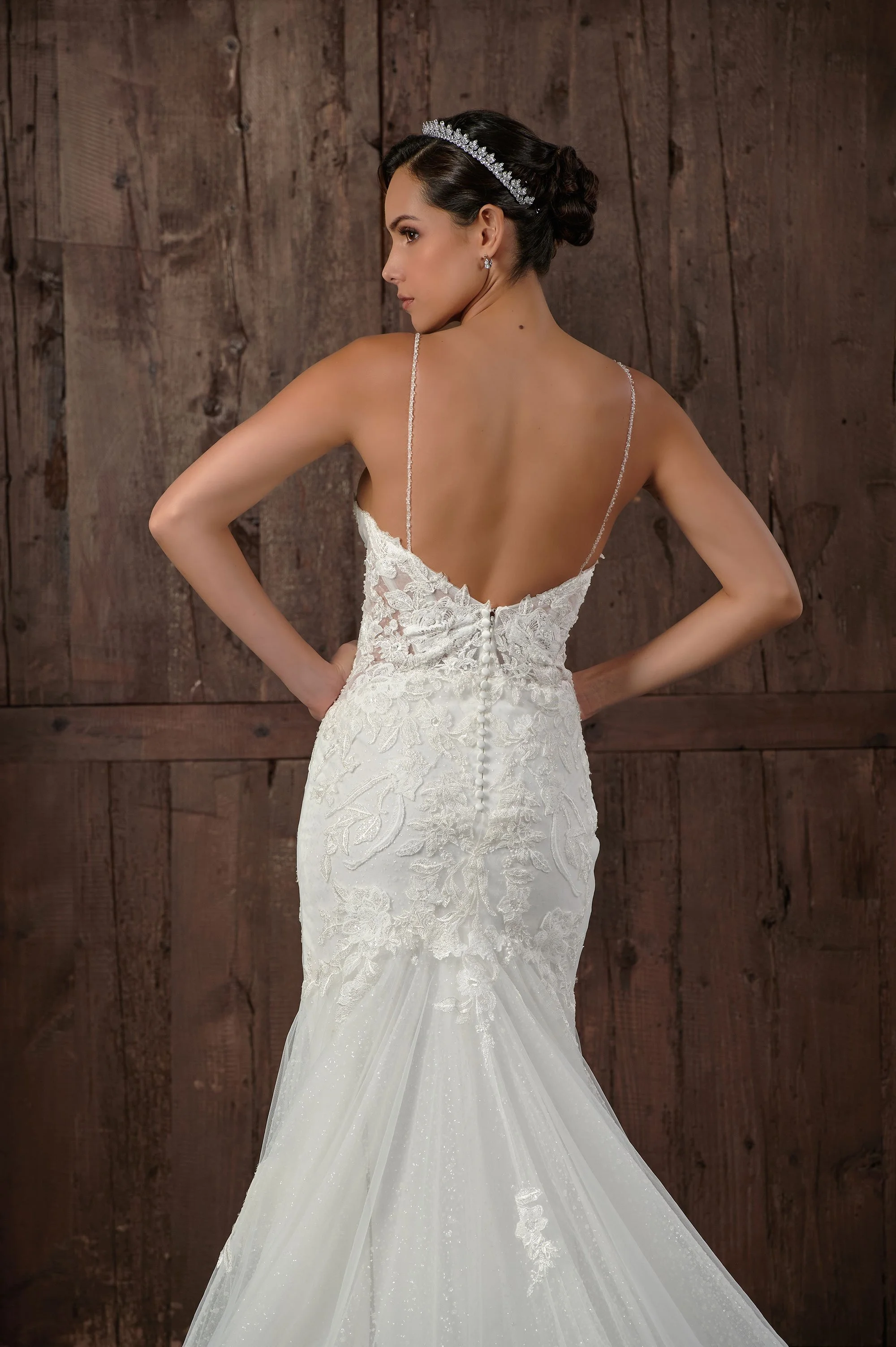 Detalle de los botones forrados y el encaje bordado del vestido de novia Qandor.