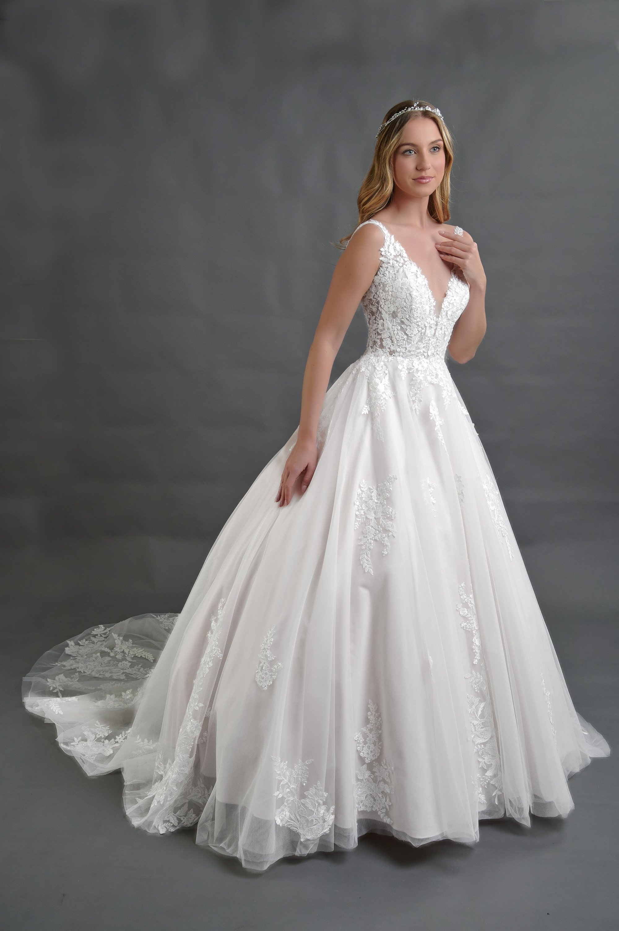Novia con el vestido Belice de Bridenformal, princesa de tul con brillo y encaje, vista frontal con cola.