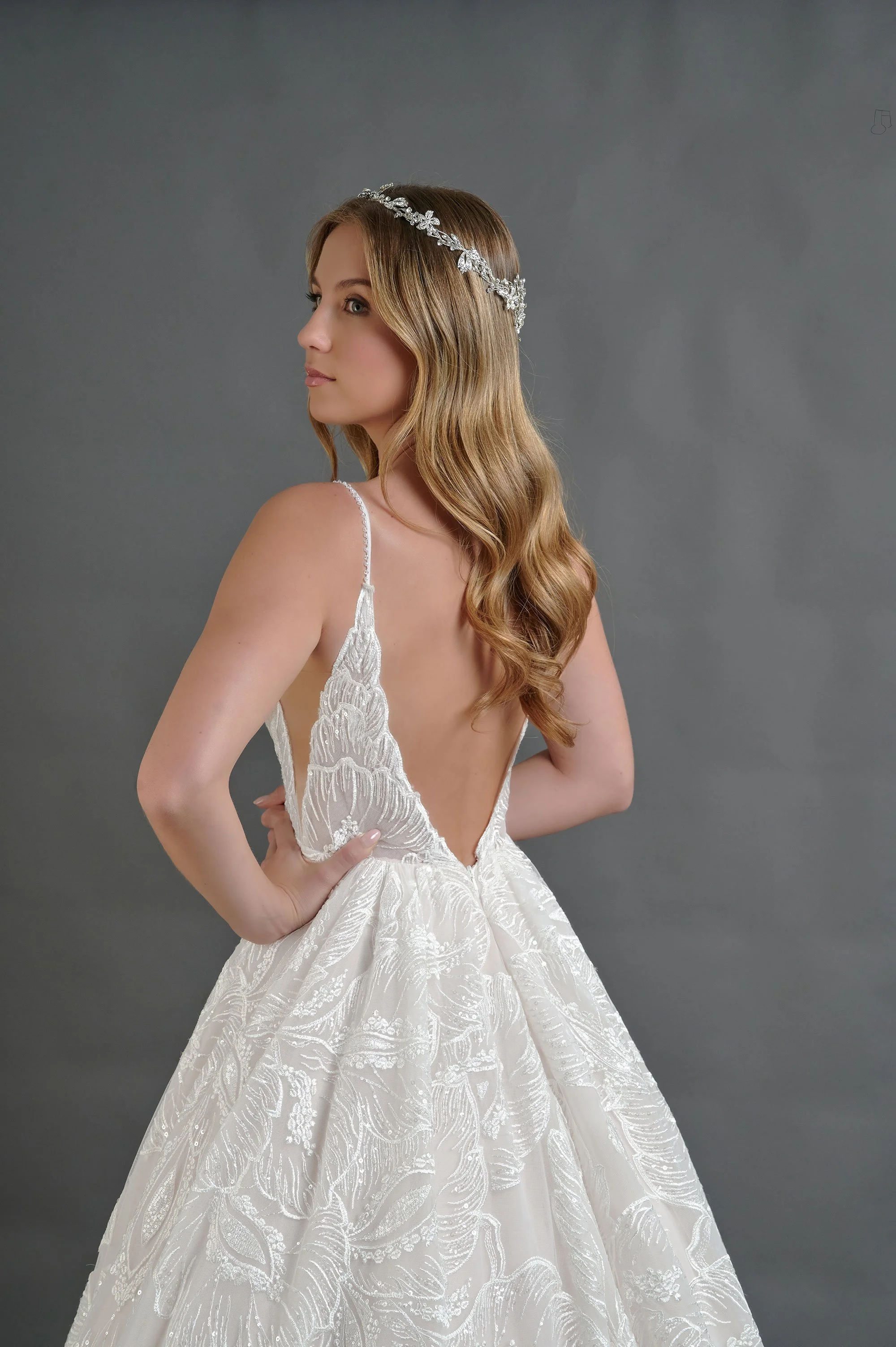 Detalle de la espalda en V del vestido de novia Berlin con bordado de hojas.