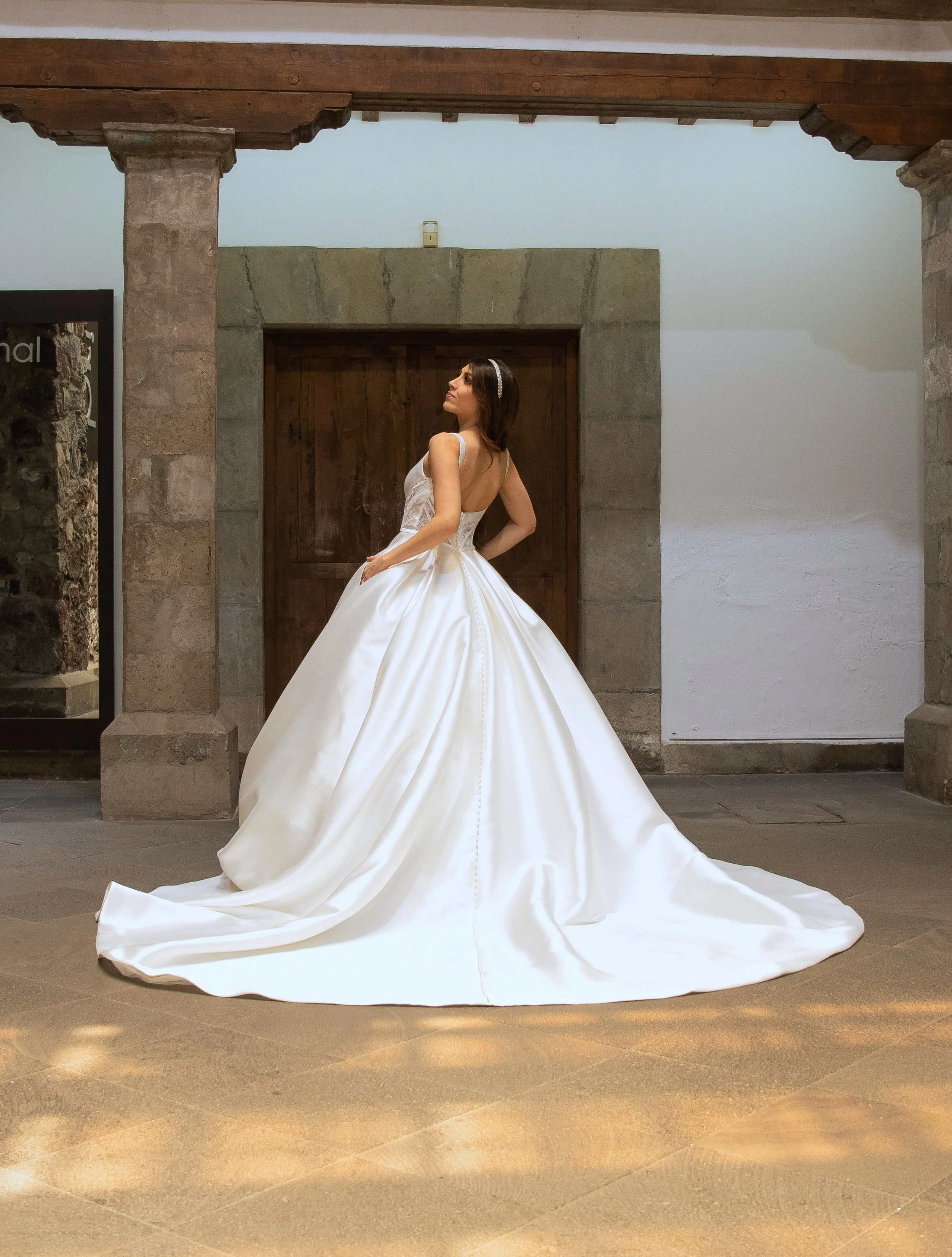 Espalda del vestido de novia Wellrose con botones forrados y cola larga en satén.