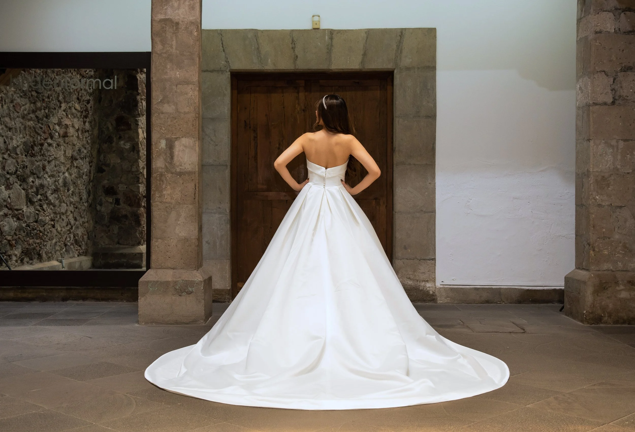 Espalda del vestido de novia Warwick en satén con cola larga.