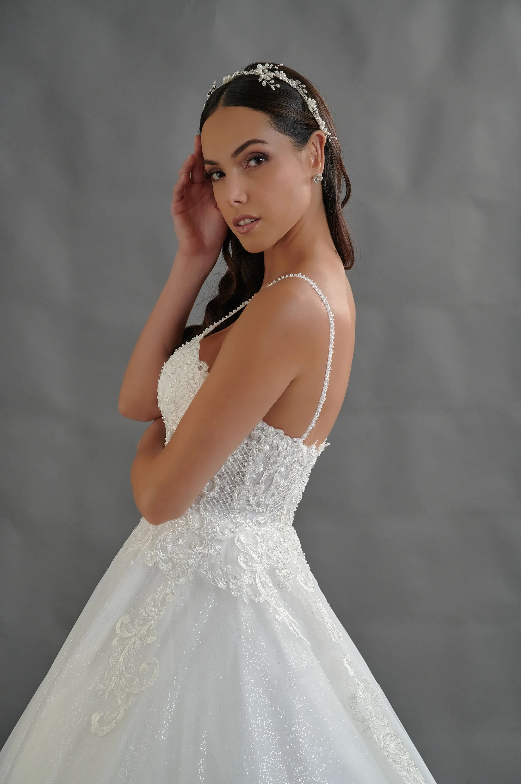 Detalle de la espalda en V del vestido de novia Bernabeu con tirantes finos bordados.