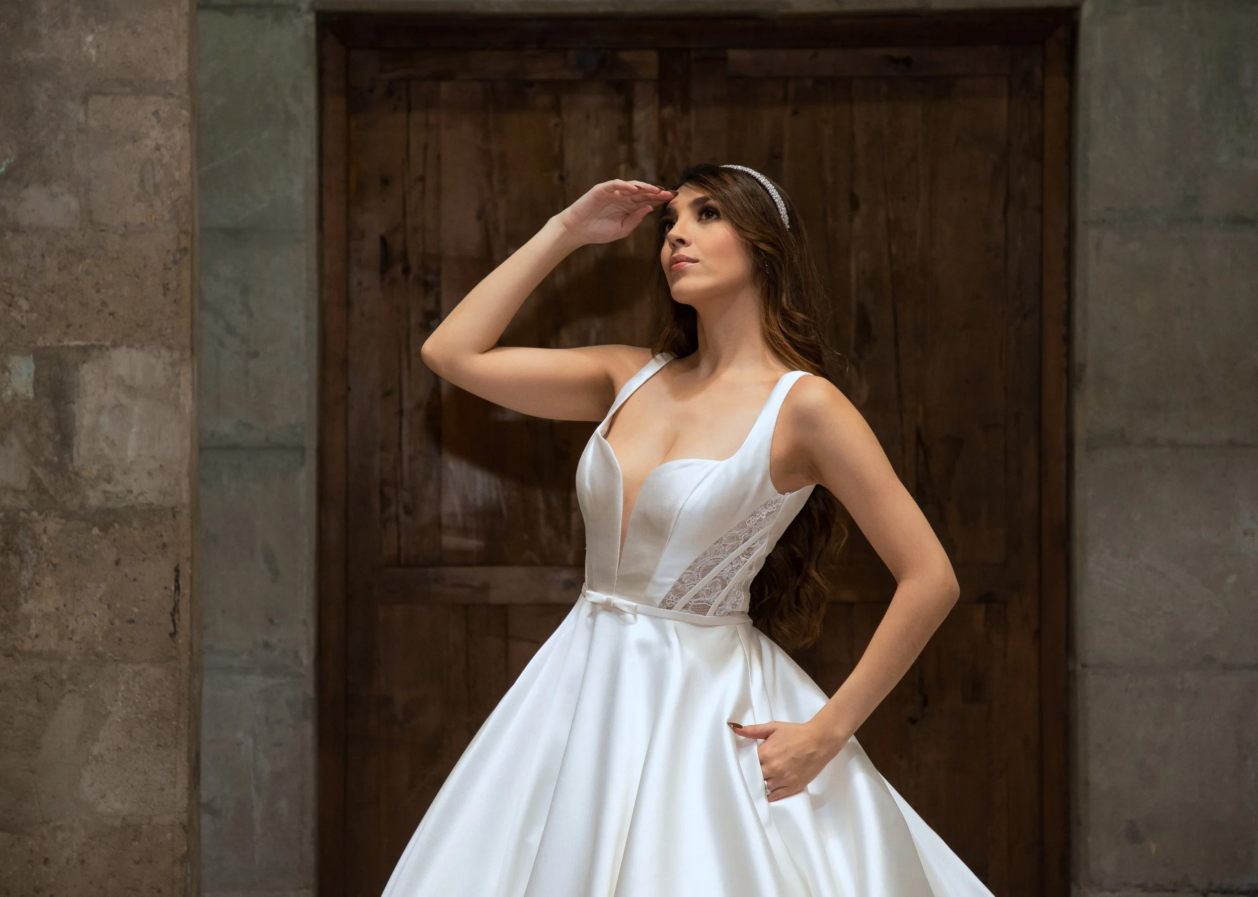 Retrato de la novia con el vestido Wellrose luciendo el escote recto y el corpiño de satén.