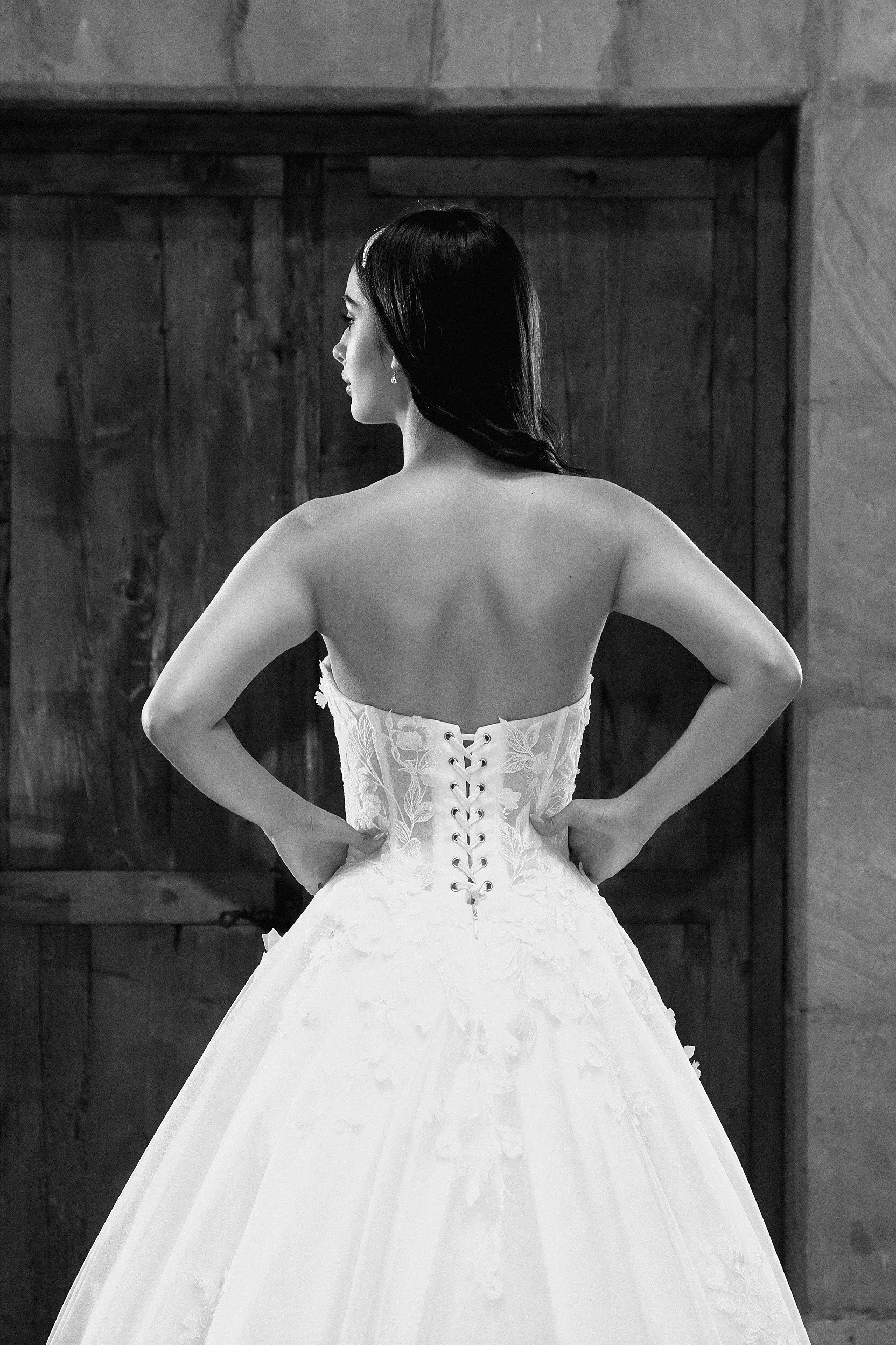 Primer plano del corsé y el amarre de la espalda del vestido de novia Larisa.