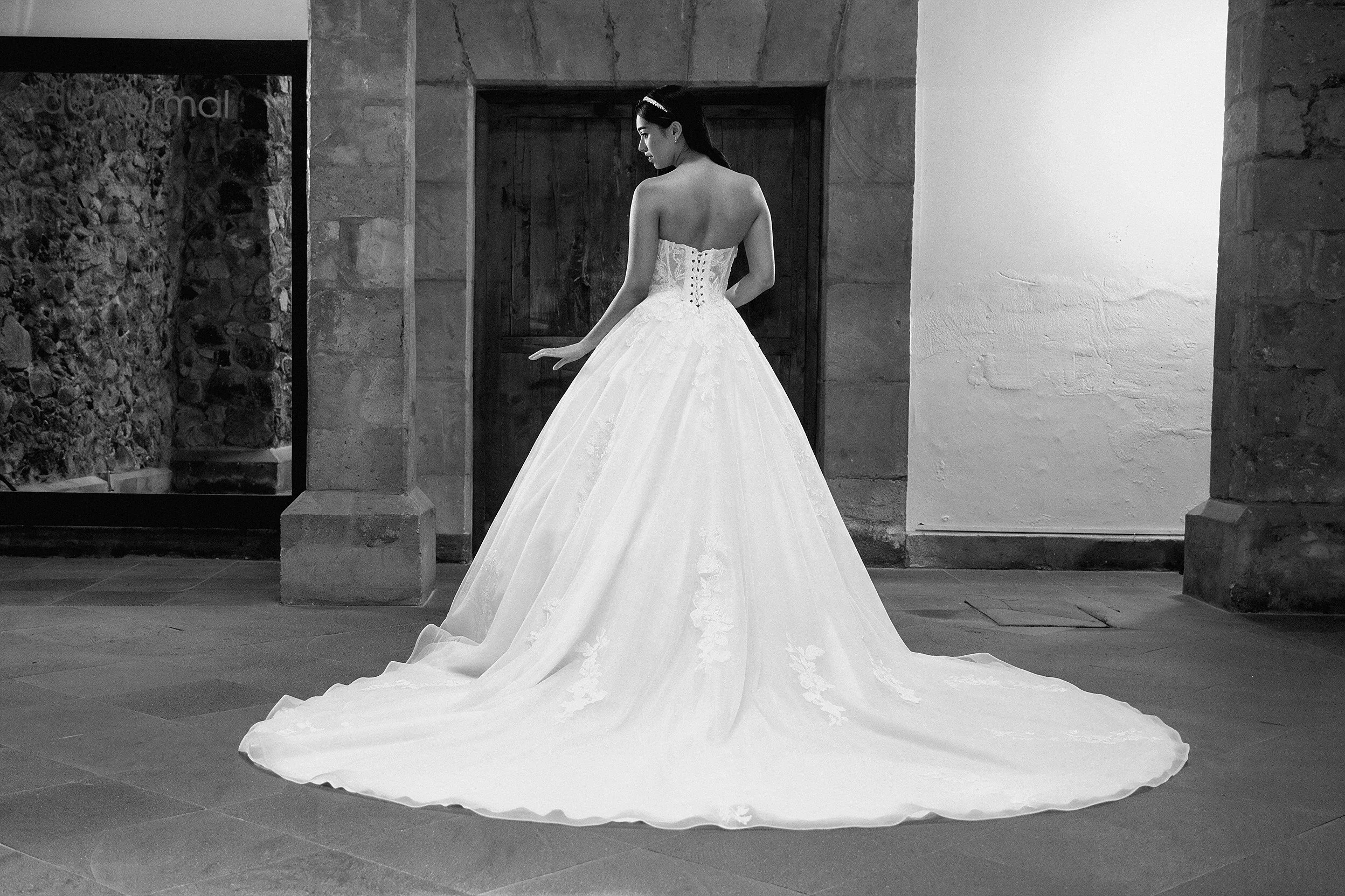 Detalle del amarre de listón de la espalda tipo corsé del vestido Larisa.