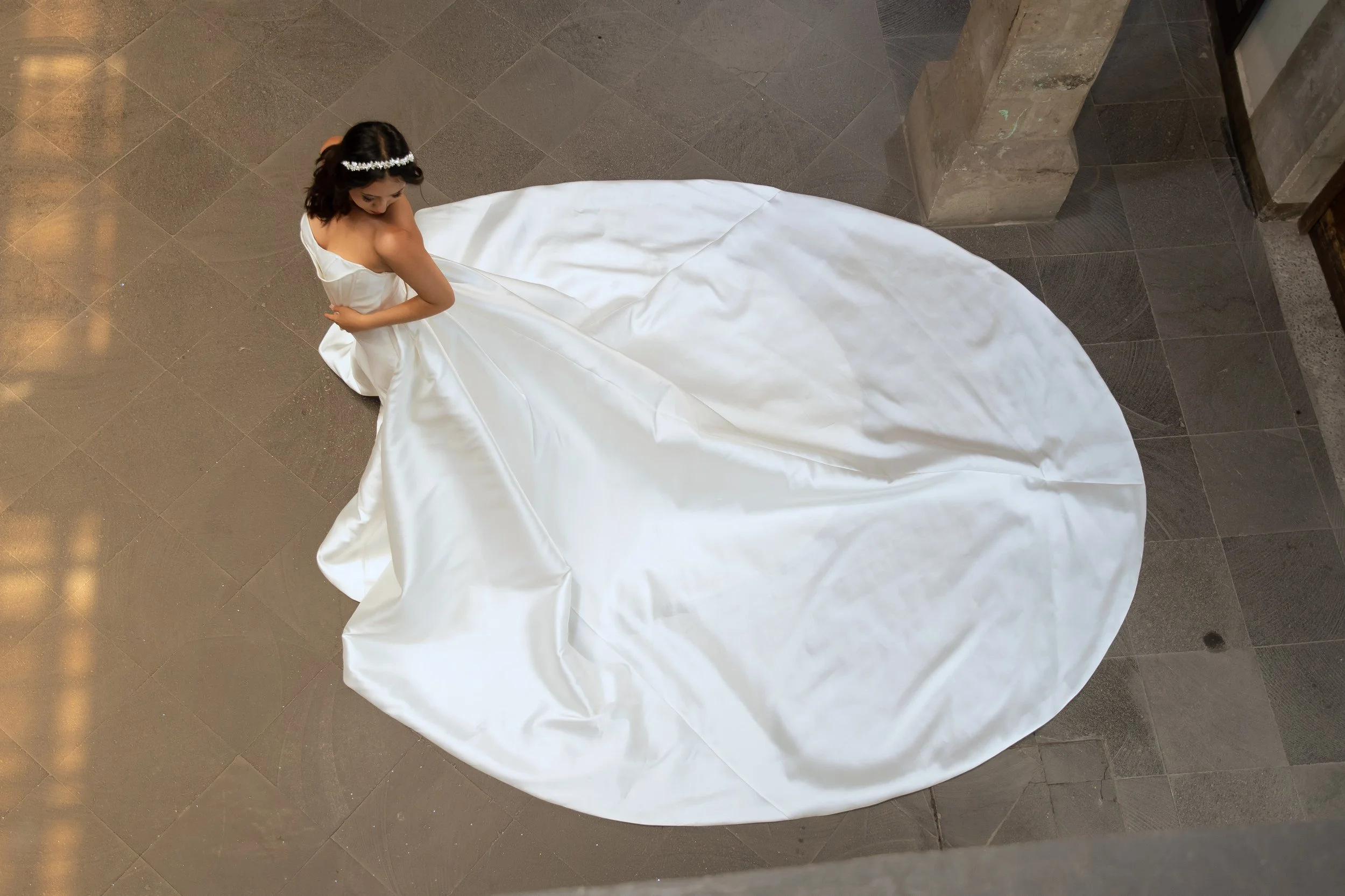 Toma editorial del vestido Love con la sobrefalda de satén desplegada en abanico.