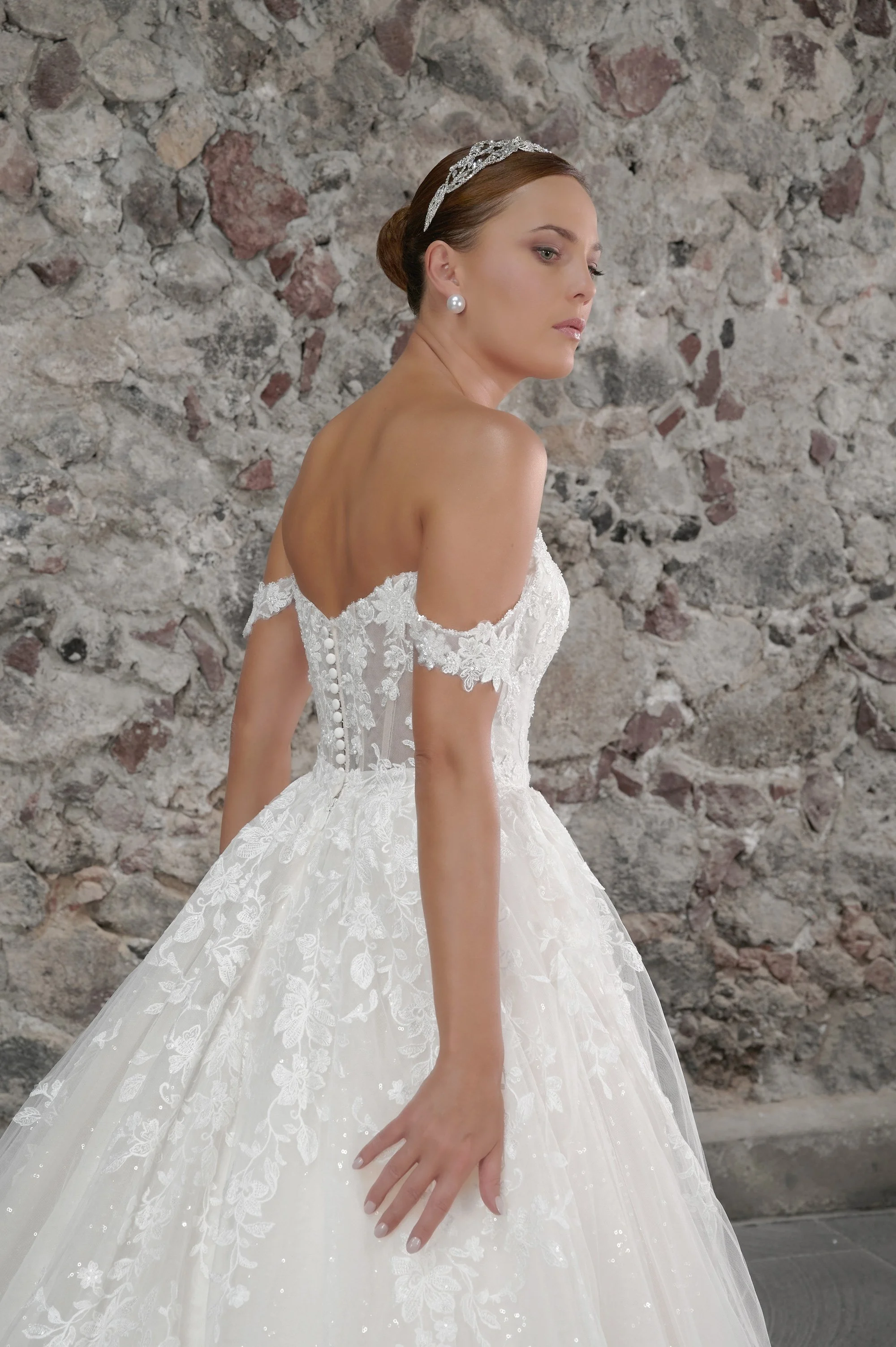 Detalle del corsé de transparencia con encaje, hombros caídos y botones forrados del vestido Caeli.