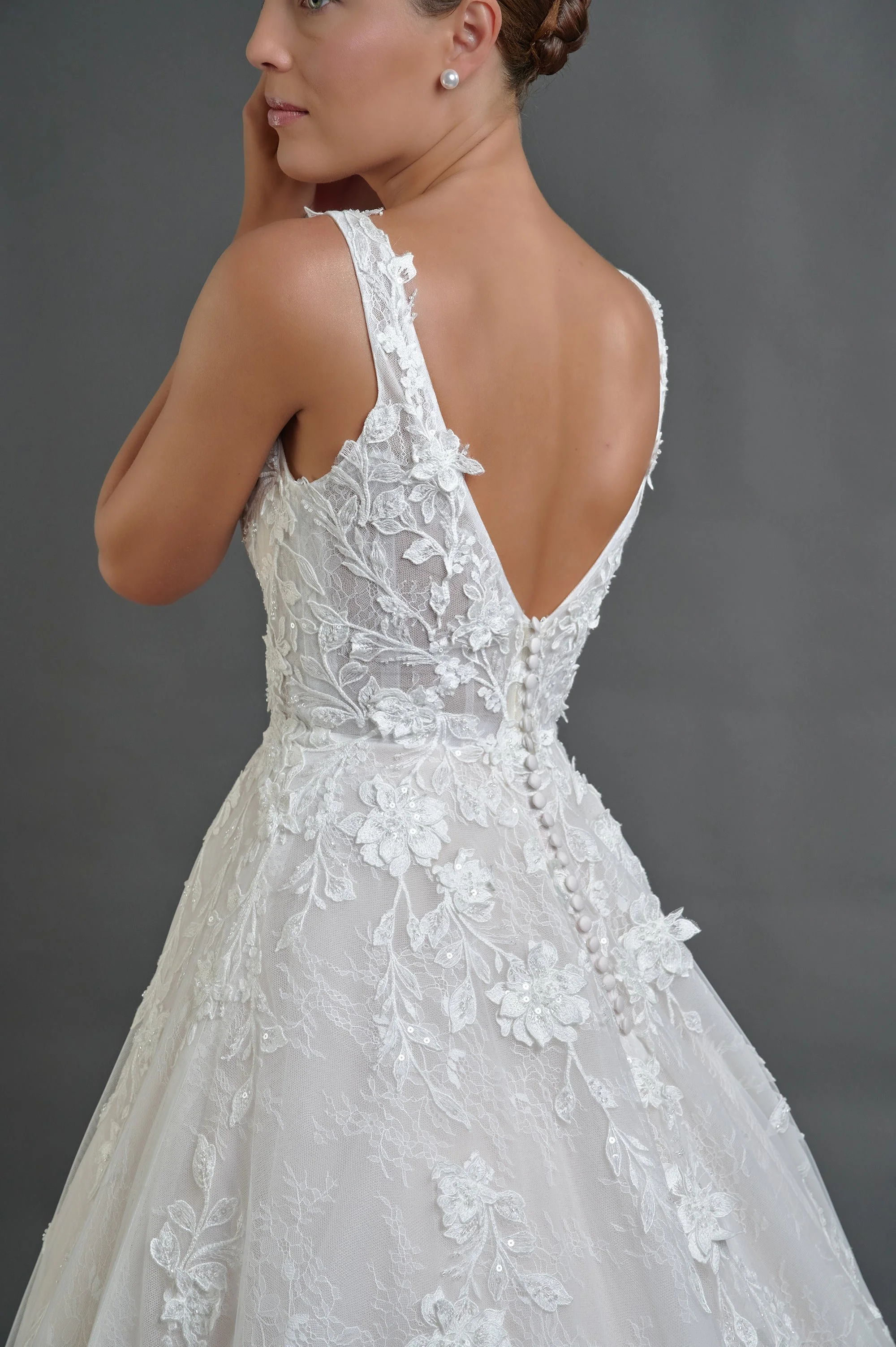 Detalle de la espalda en V del vestido de novia Borbon con encaje floral.
