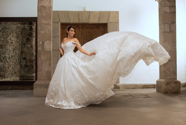 Tendencias de novia 2027: 15 estilos que definirán el año. Novia con el vestido Zaire de Bridenformal, princesa de tul con flores en relieve y la falda en movimiento.