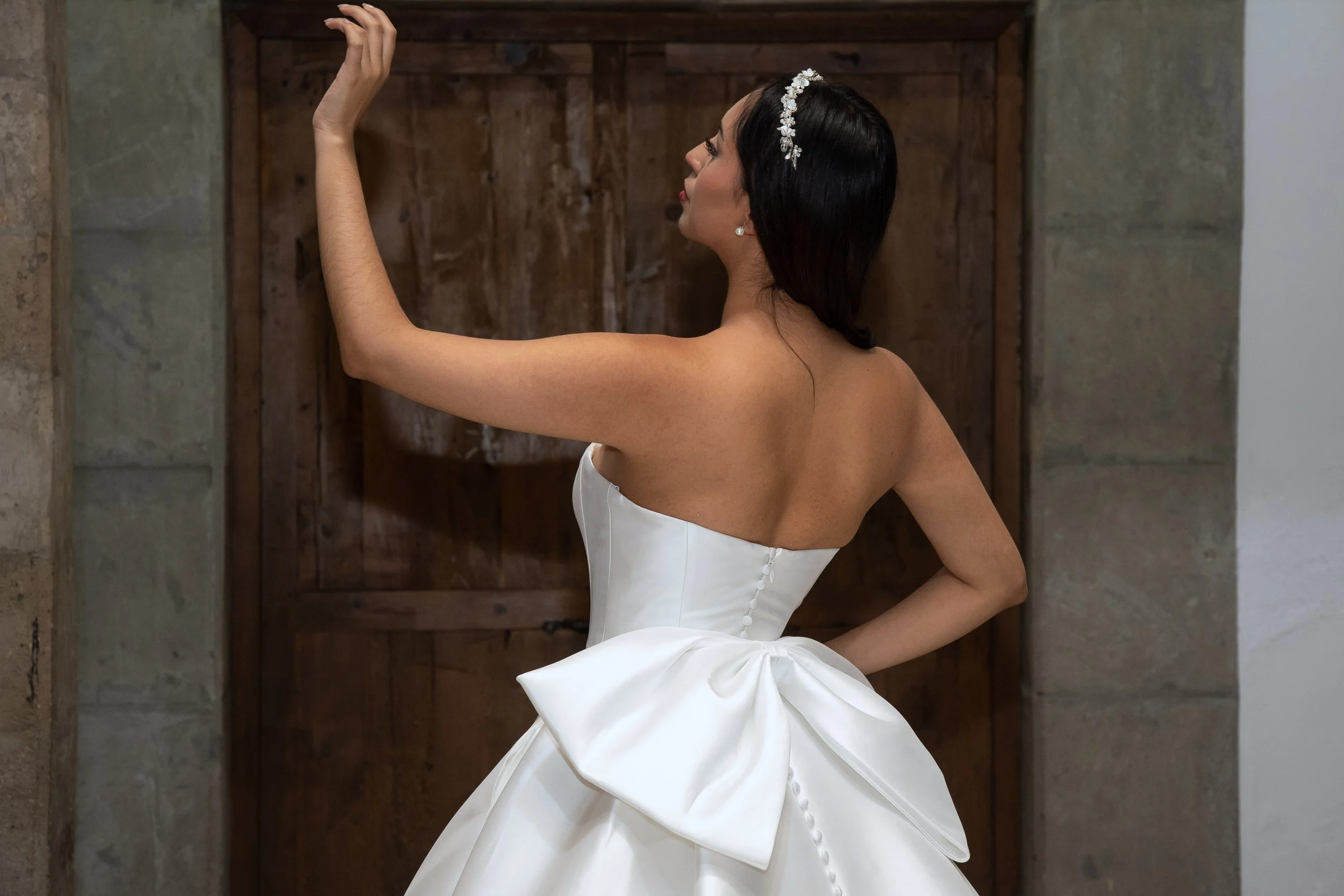Detalle del moño de satén y los botones forrados de la espalda del vestido Lauren.