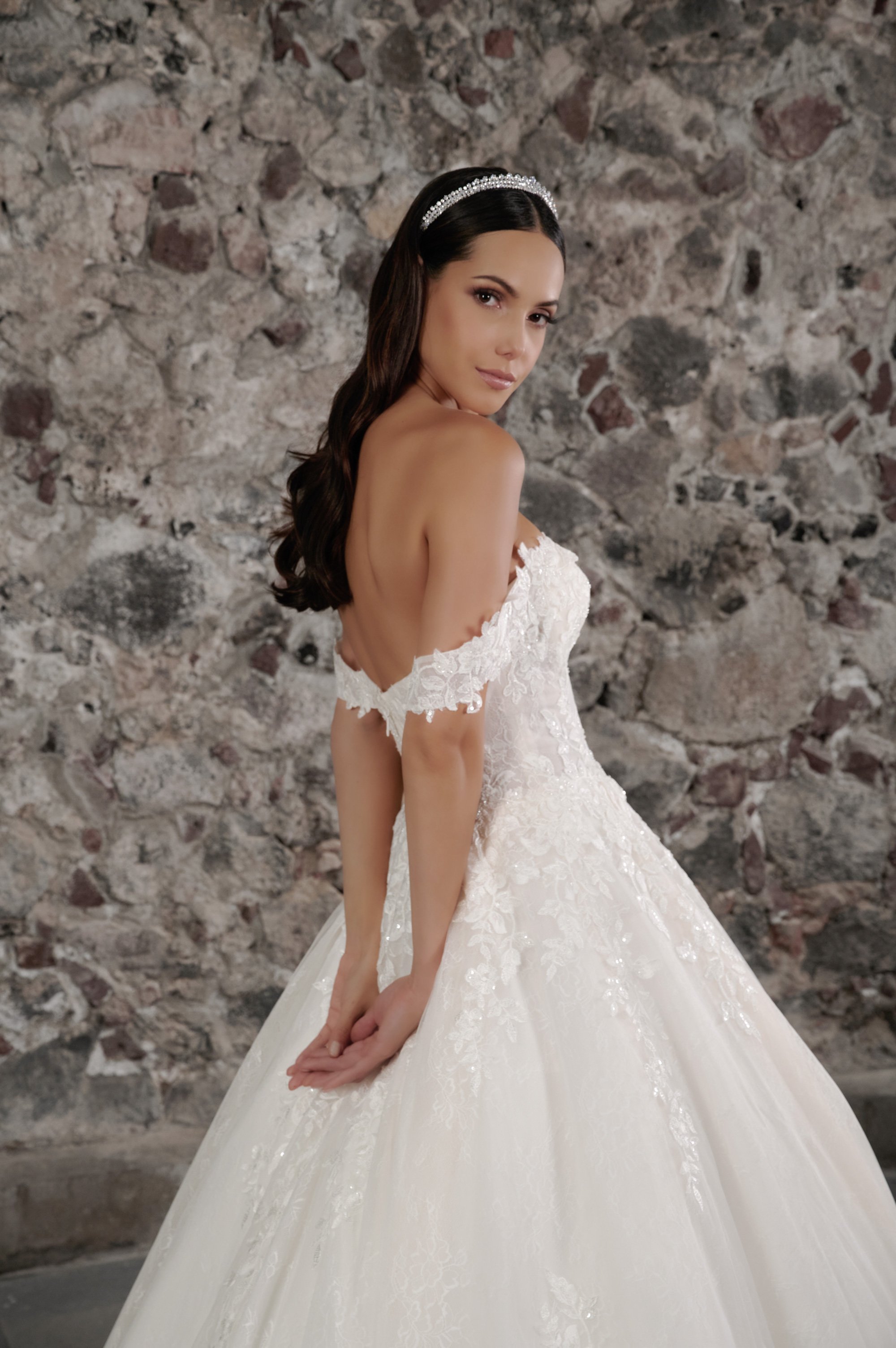Detalle de la espalda baja del vestido de novia Camila con encaje bordado.