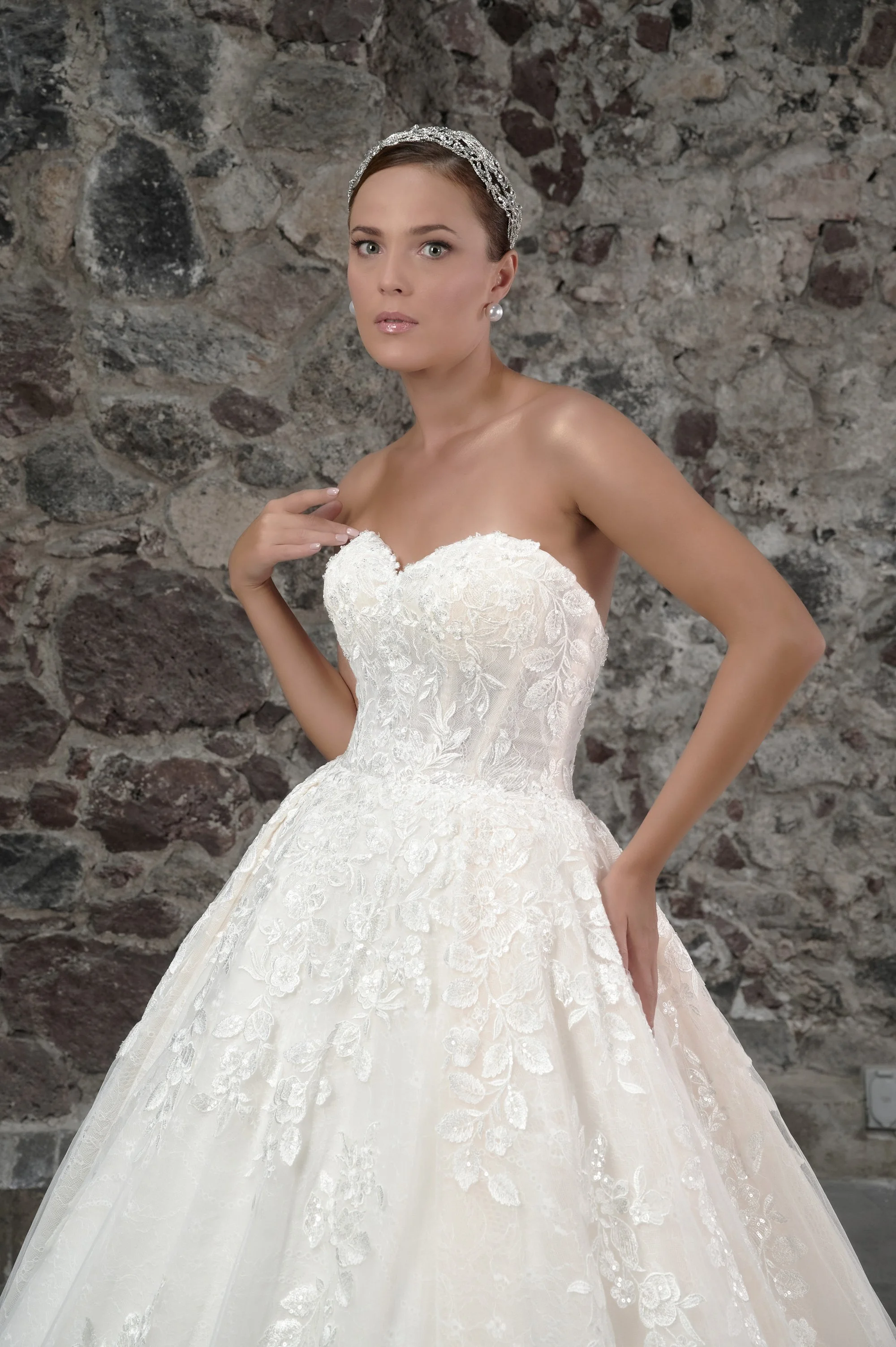 Detalle del escote corazón strapless y el corpiño de encaje floral del vestido de novia Calvin.