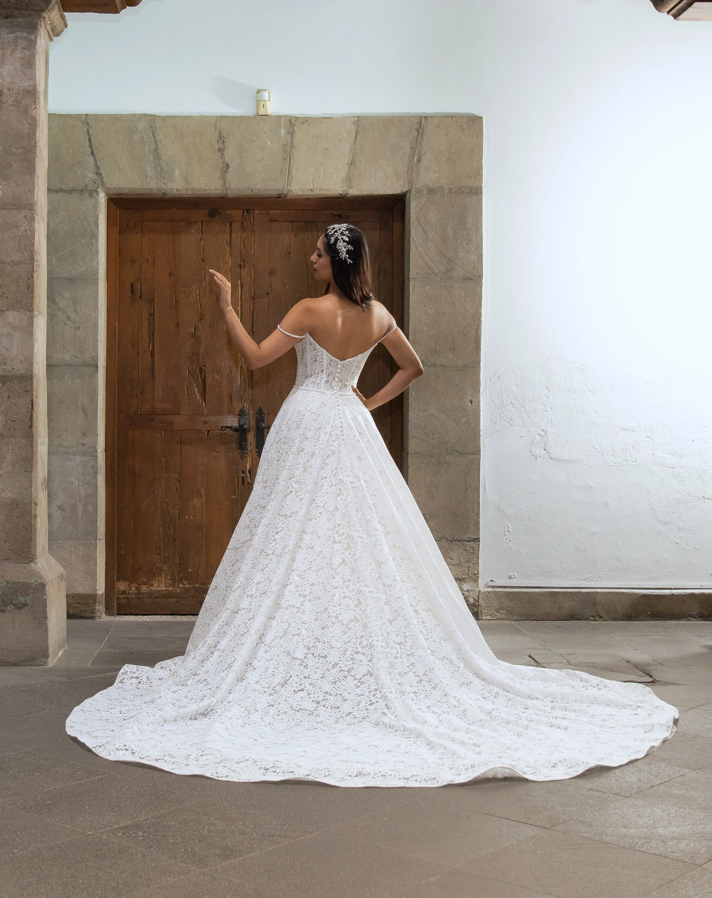 Espalda del vestido de novia Tela con cola de encaje en línea A.