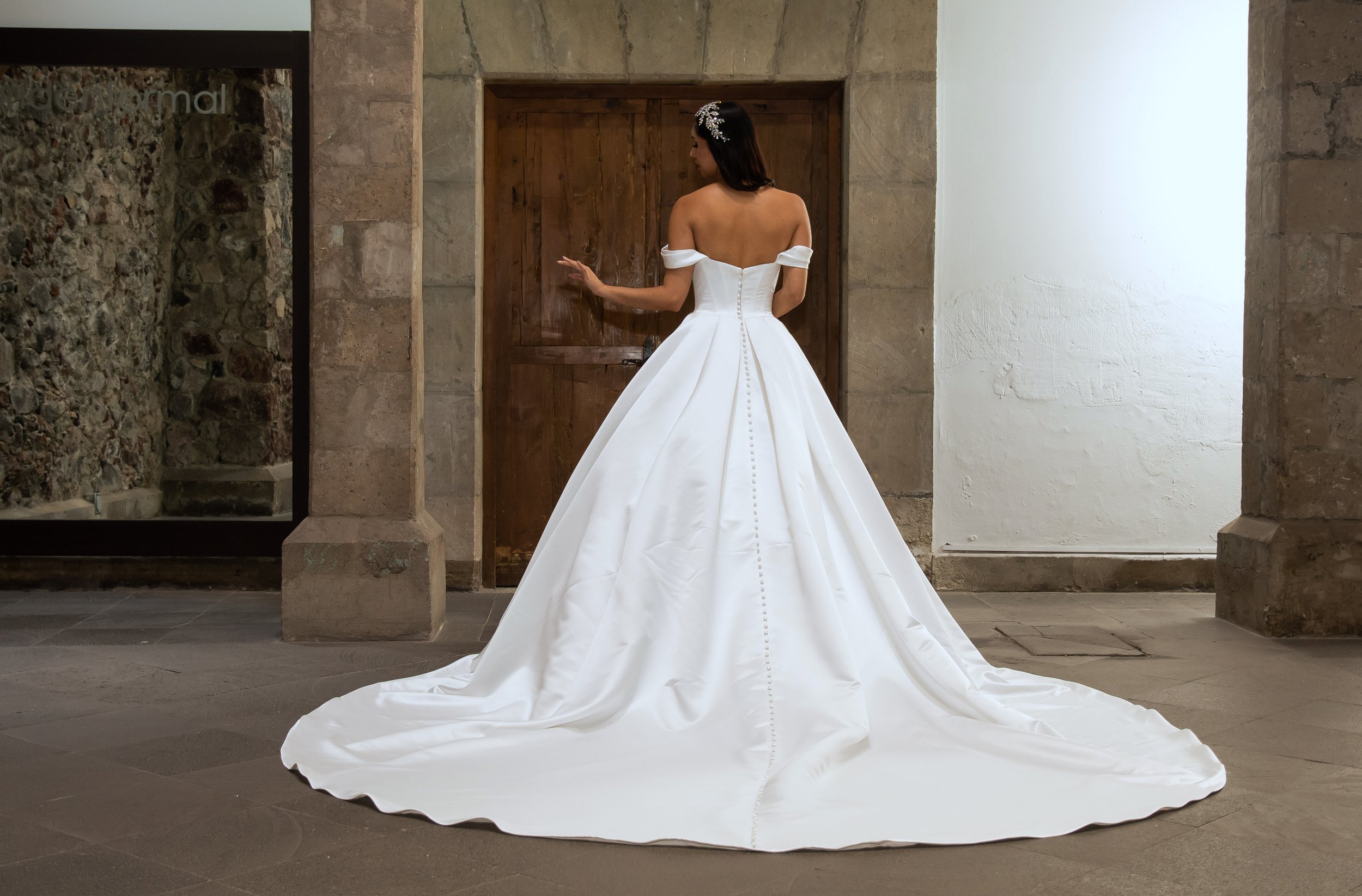Espalda del vestido de novia Murcia con botones forrados y cola larga en satén.