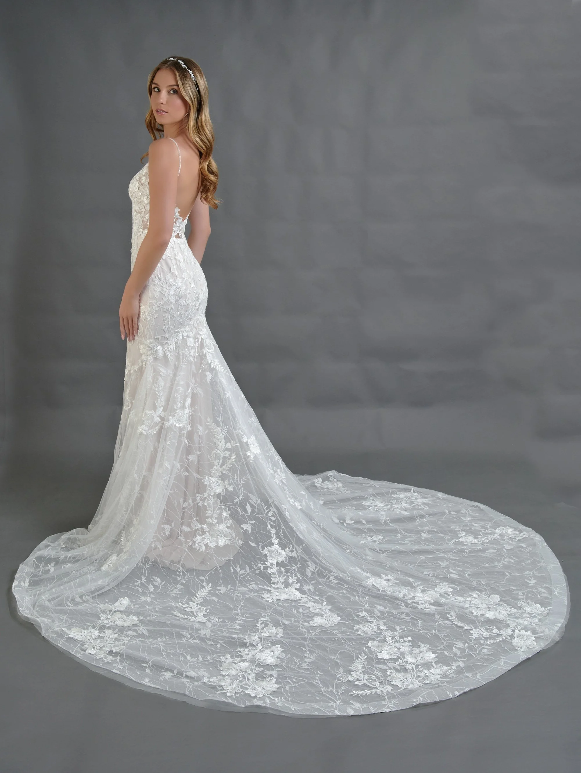 Espalda del vestido de novia Bonete con encaje floral y cola larga.