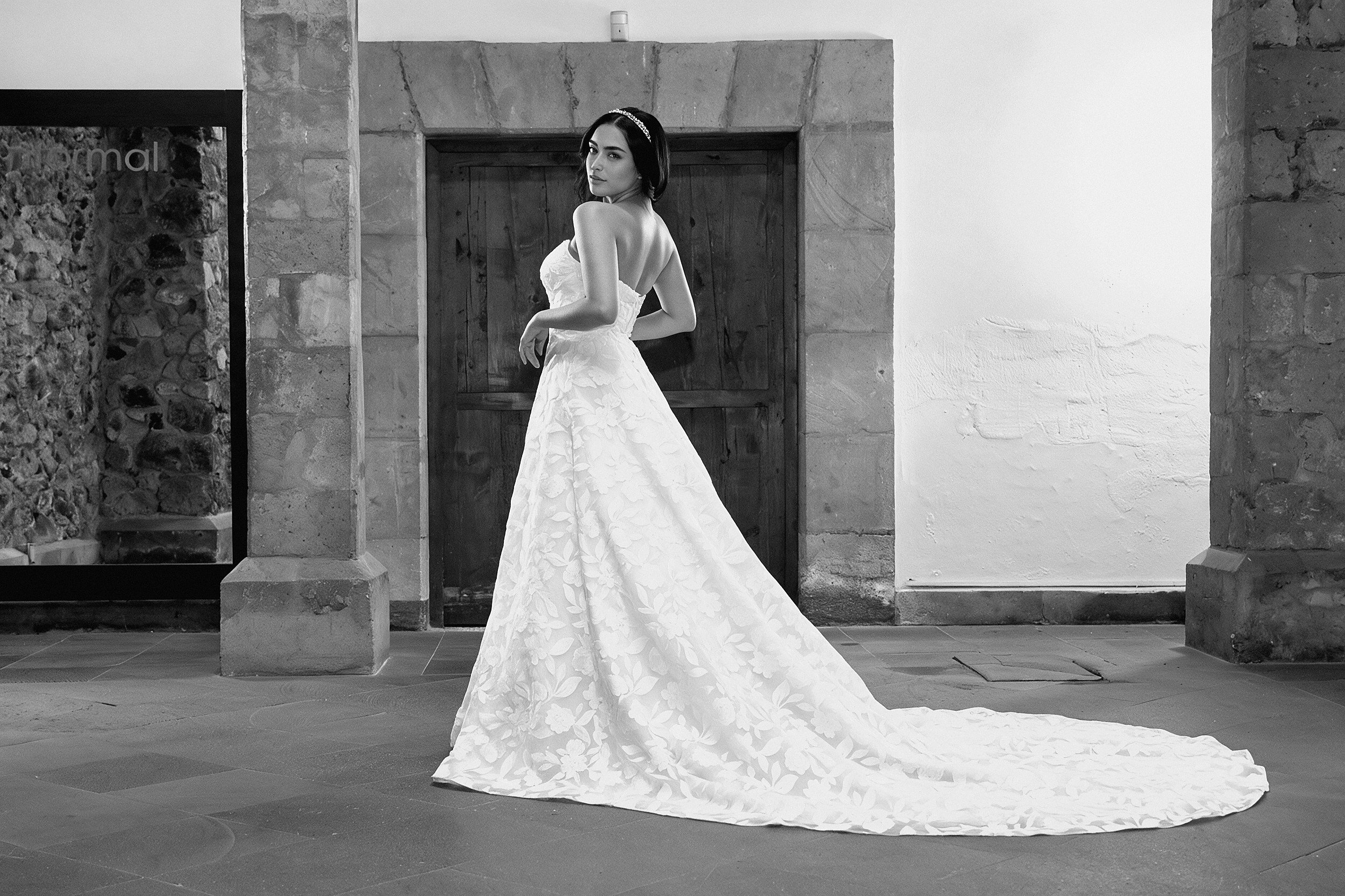 Escote corazón strapless del vestido de novia Look con corpiño satinado liso.