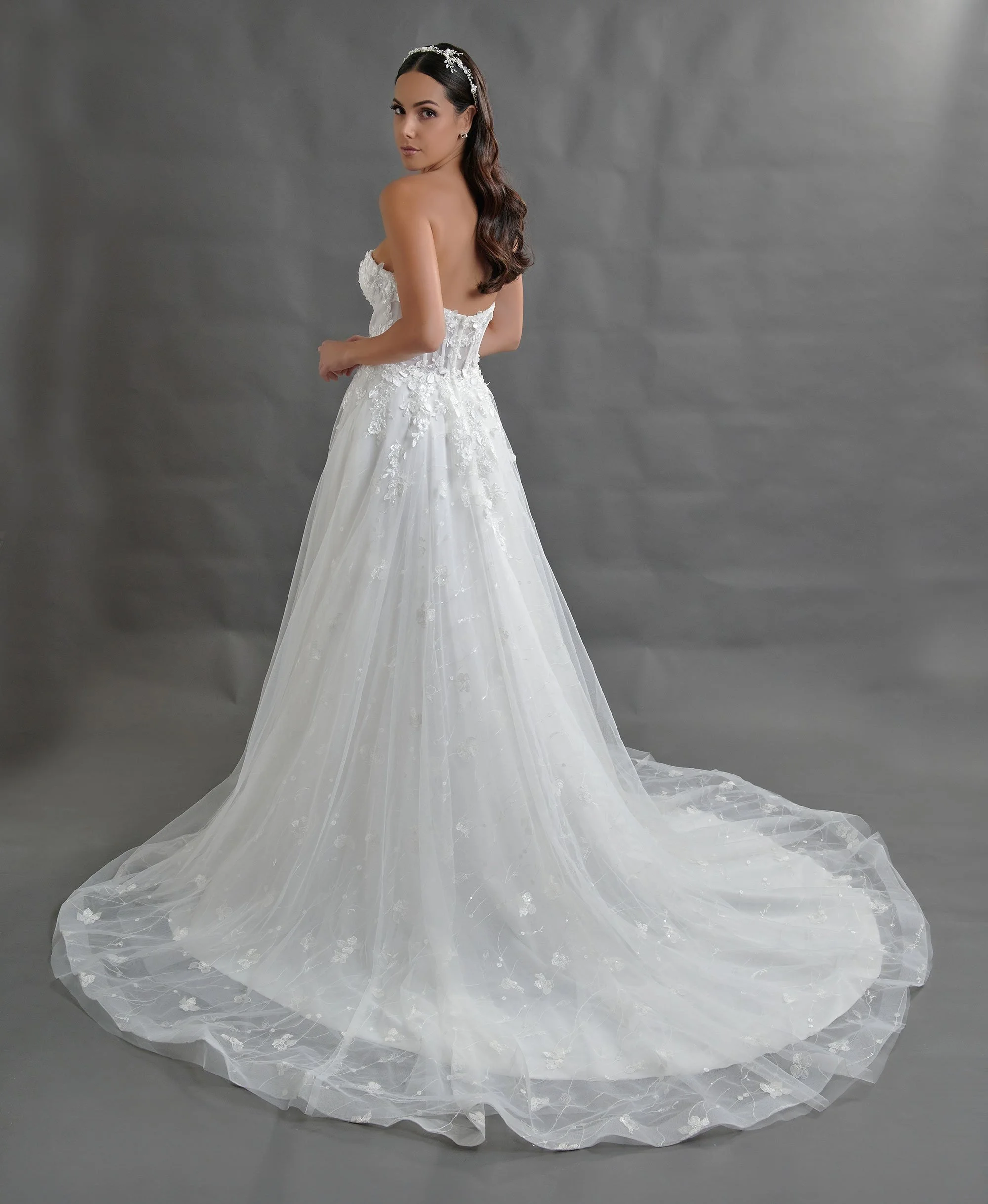 Espalda del vestido de novia Brandon con corpiño de encaje y falda de tul con cola.
