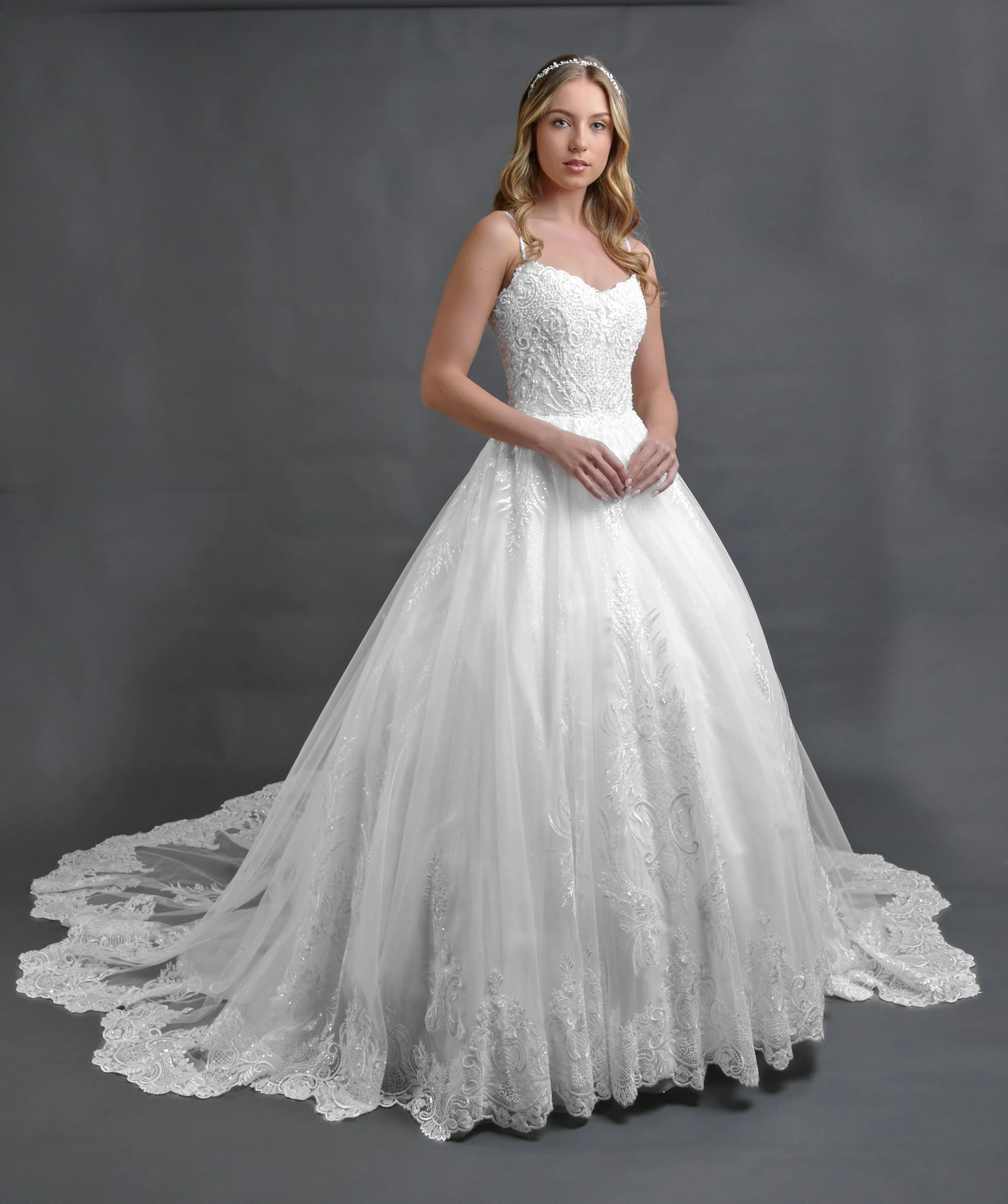 Novia con el vestido Baldemar de Bridenformal, princesa de tul con brillo y encaje bordado, vista frontal con cola.