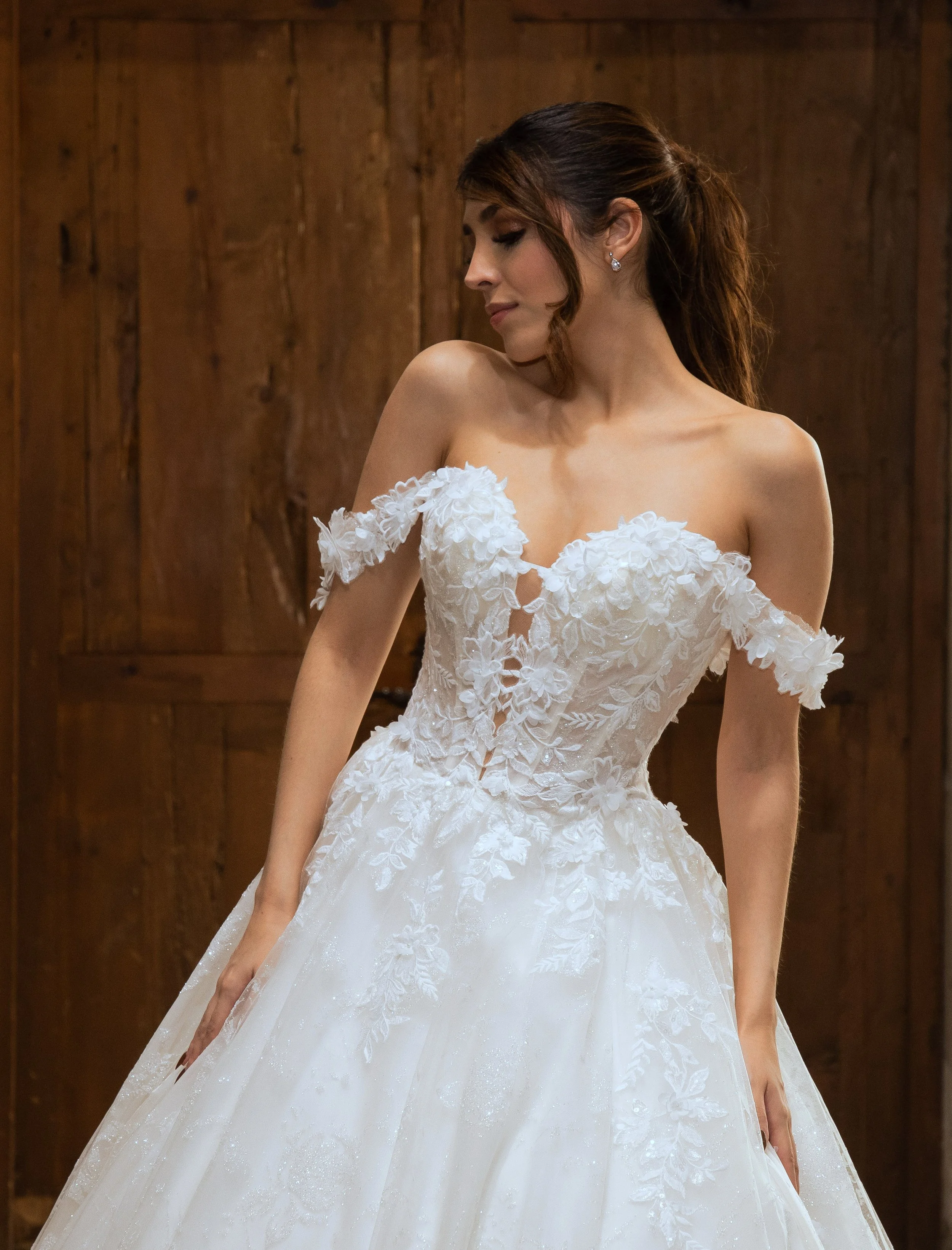 Vista de perfil del escote y el corpiño floral del vestido de novia Marisol.