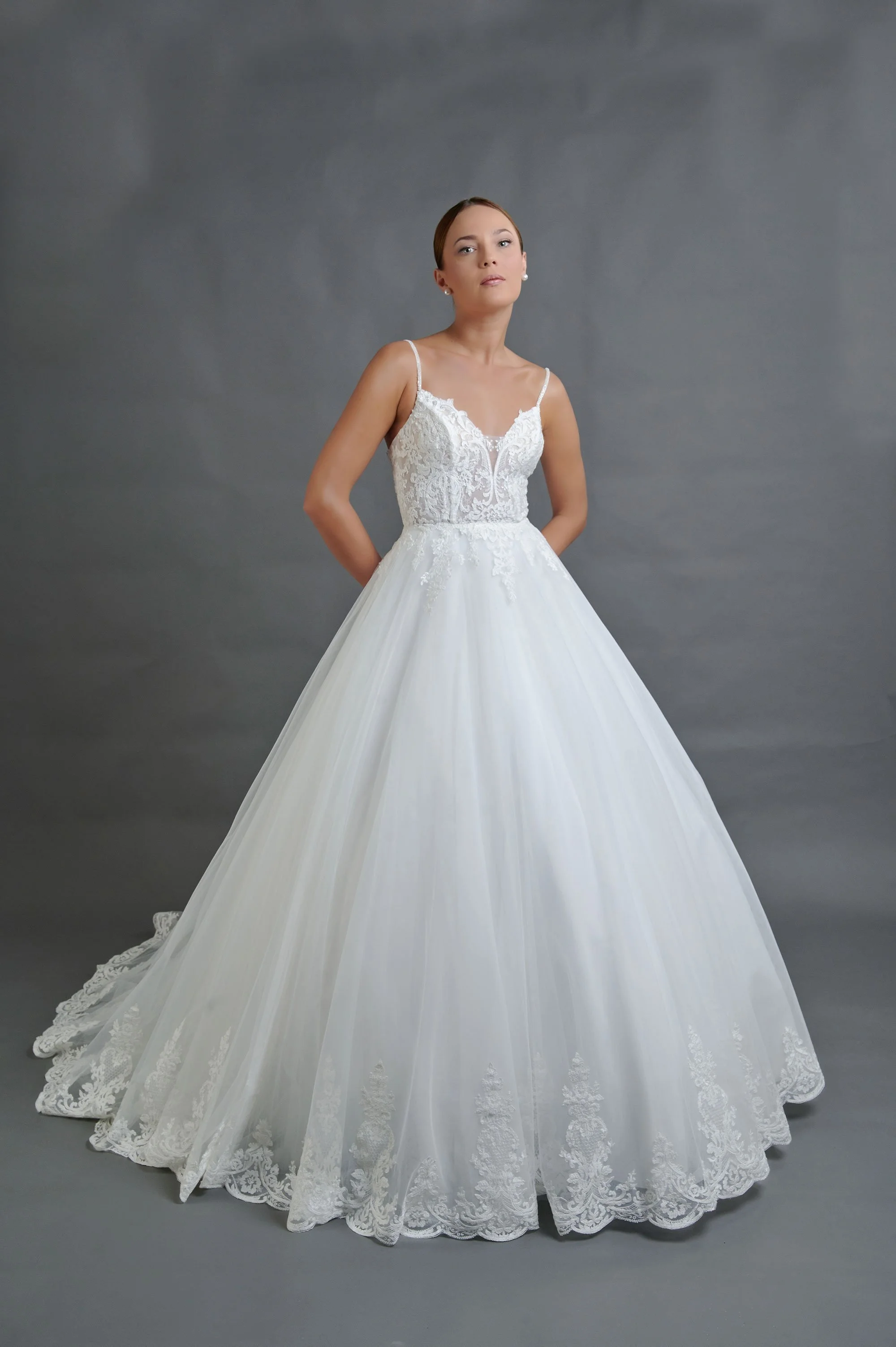 Detalle del corpiño del vestido Bali con encaje bordado y tirantes finos.