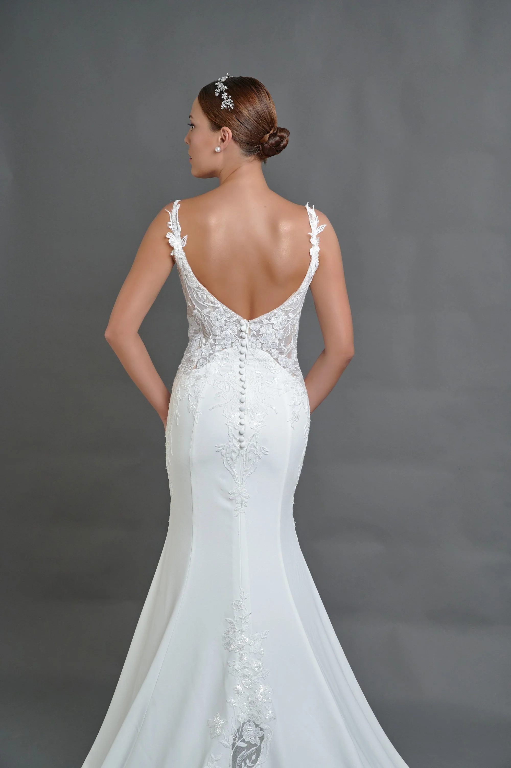 Detalle de la espalda baja del vestido Beatrice con hilera de botones forrados.