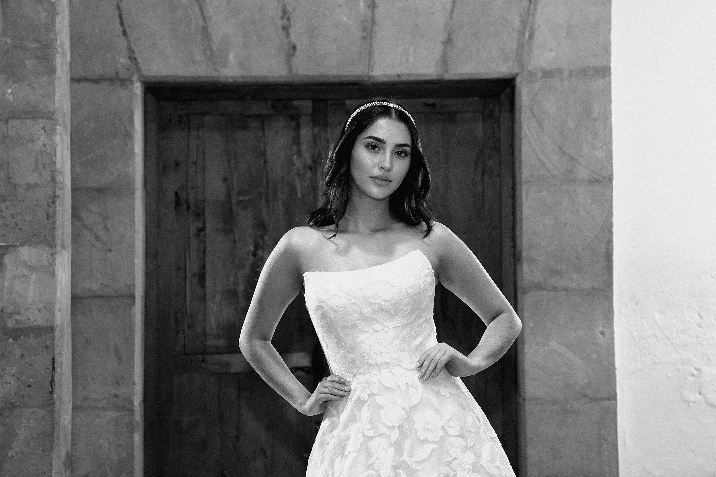 Detalle del busto y escote corazón del vestido de novia Look con corpiño satinado.