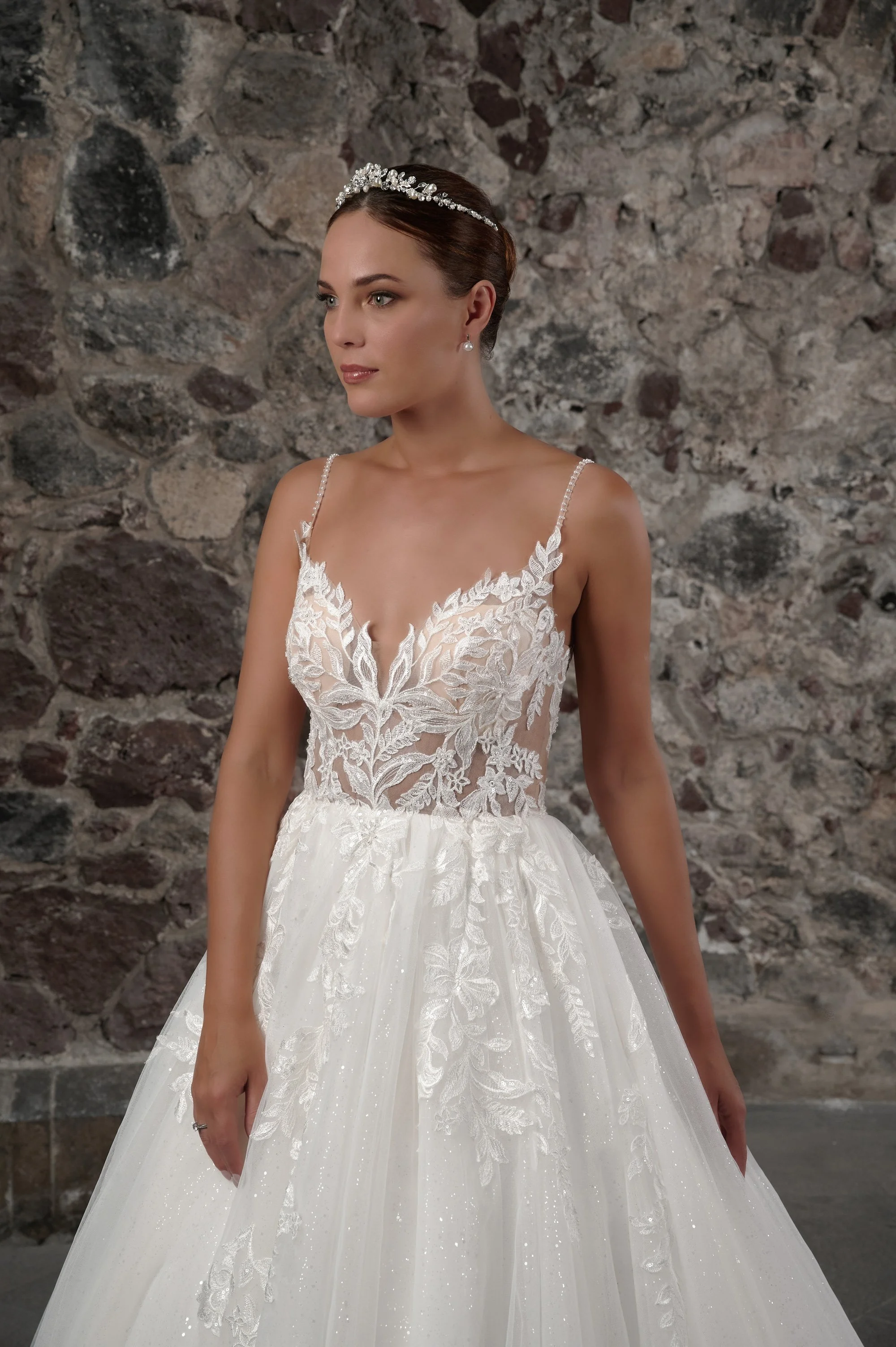 Detalle del escote en V y el bordado de encaje floral del vestido de novia Ciro.