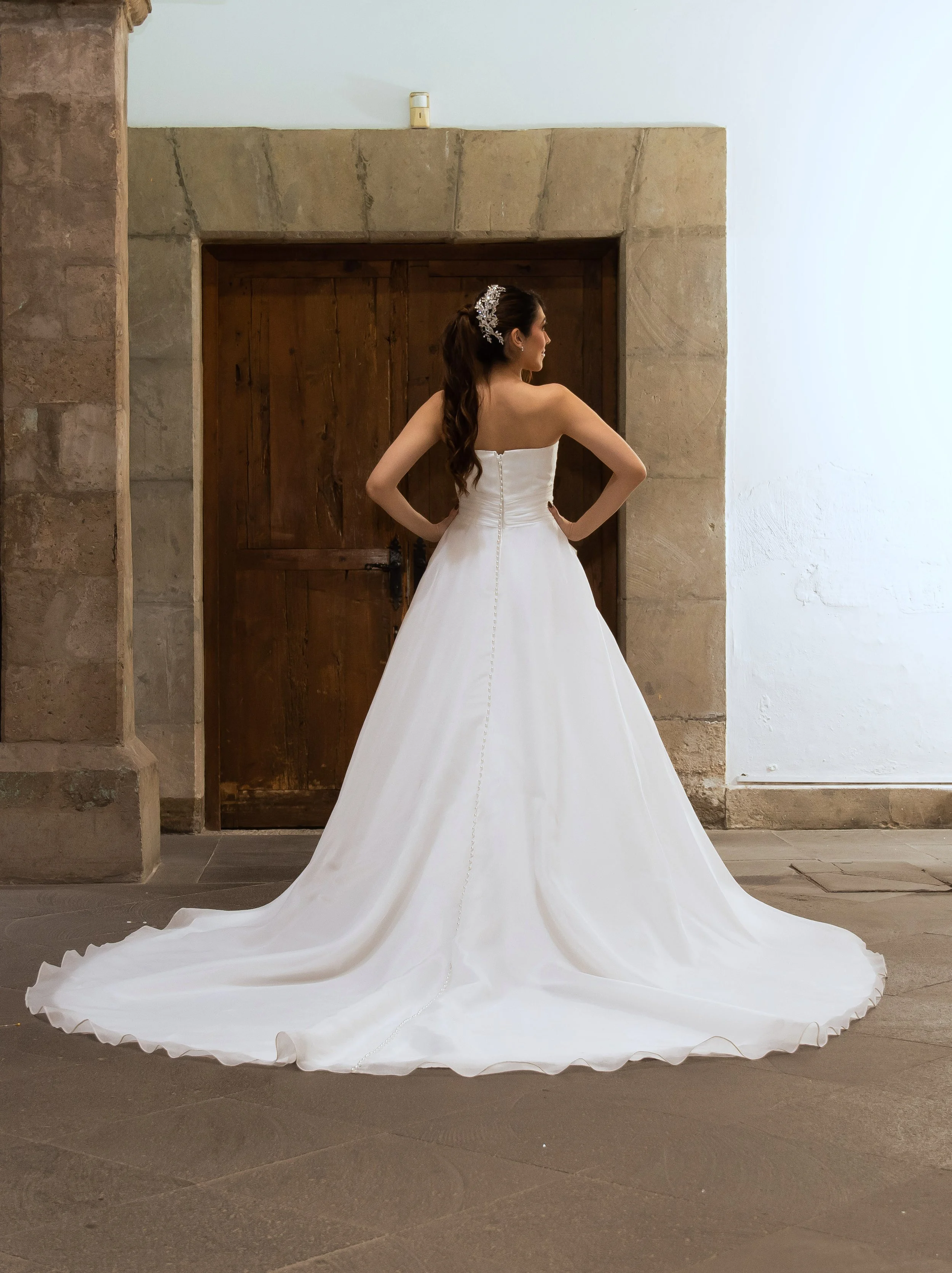 Espalda del vestido de novia Wichita con botones forrados y cola larga en organza.