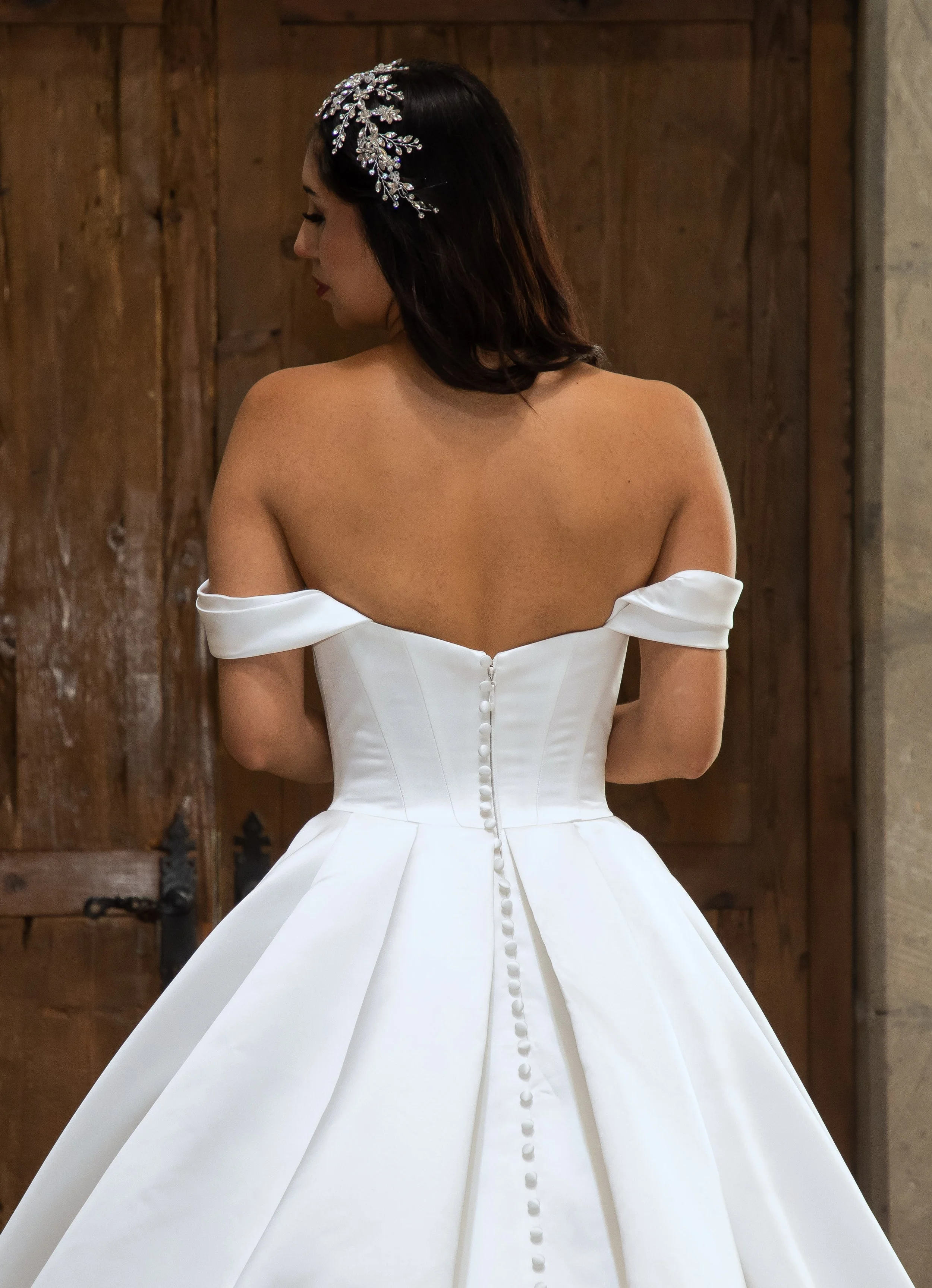 Detalle de la espalda descubierta del vestido Murcia con mangas bardot y botones.