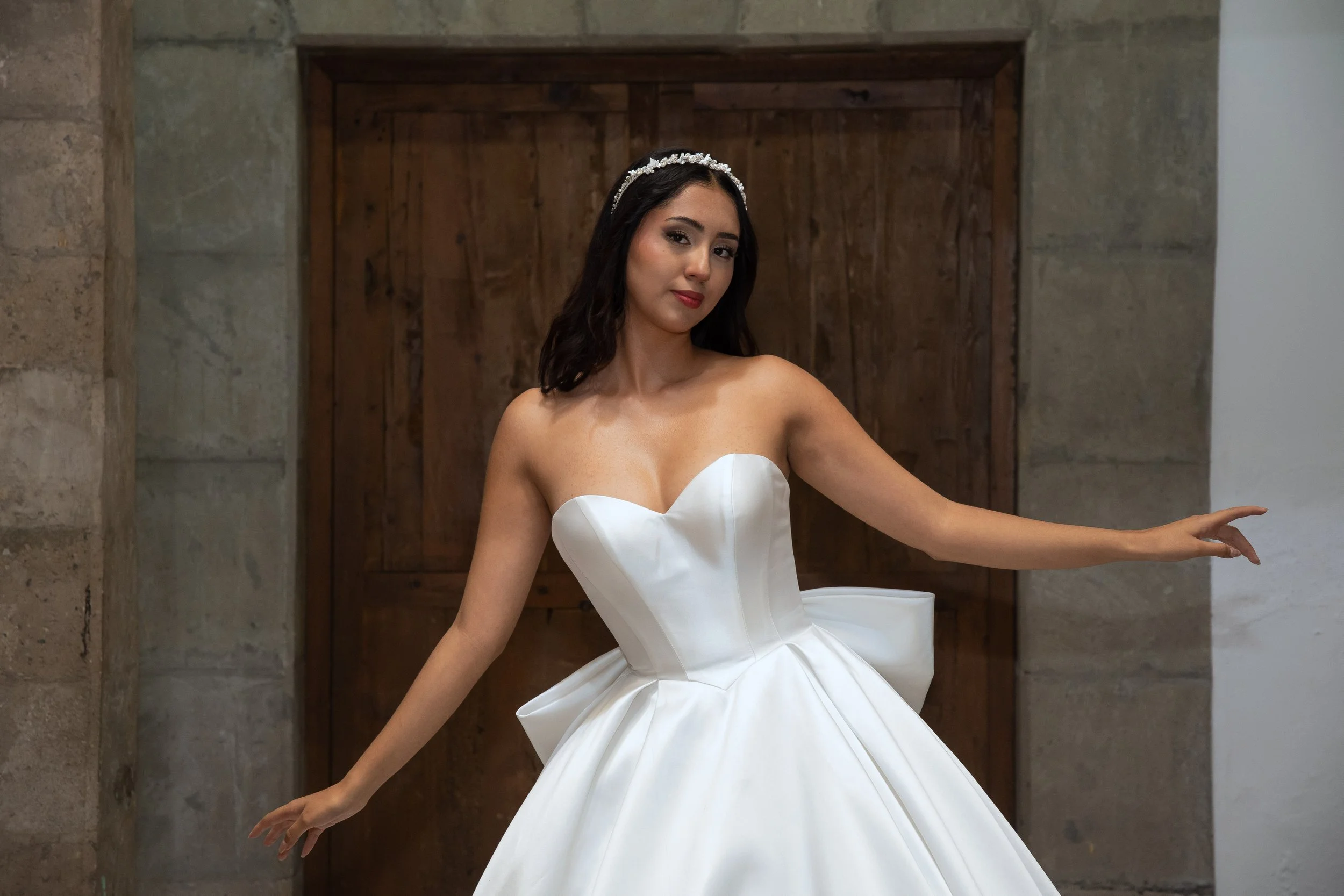 Escote corazón strapless con corpiño de satén liso del vestido de novia Lauren.