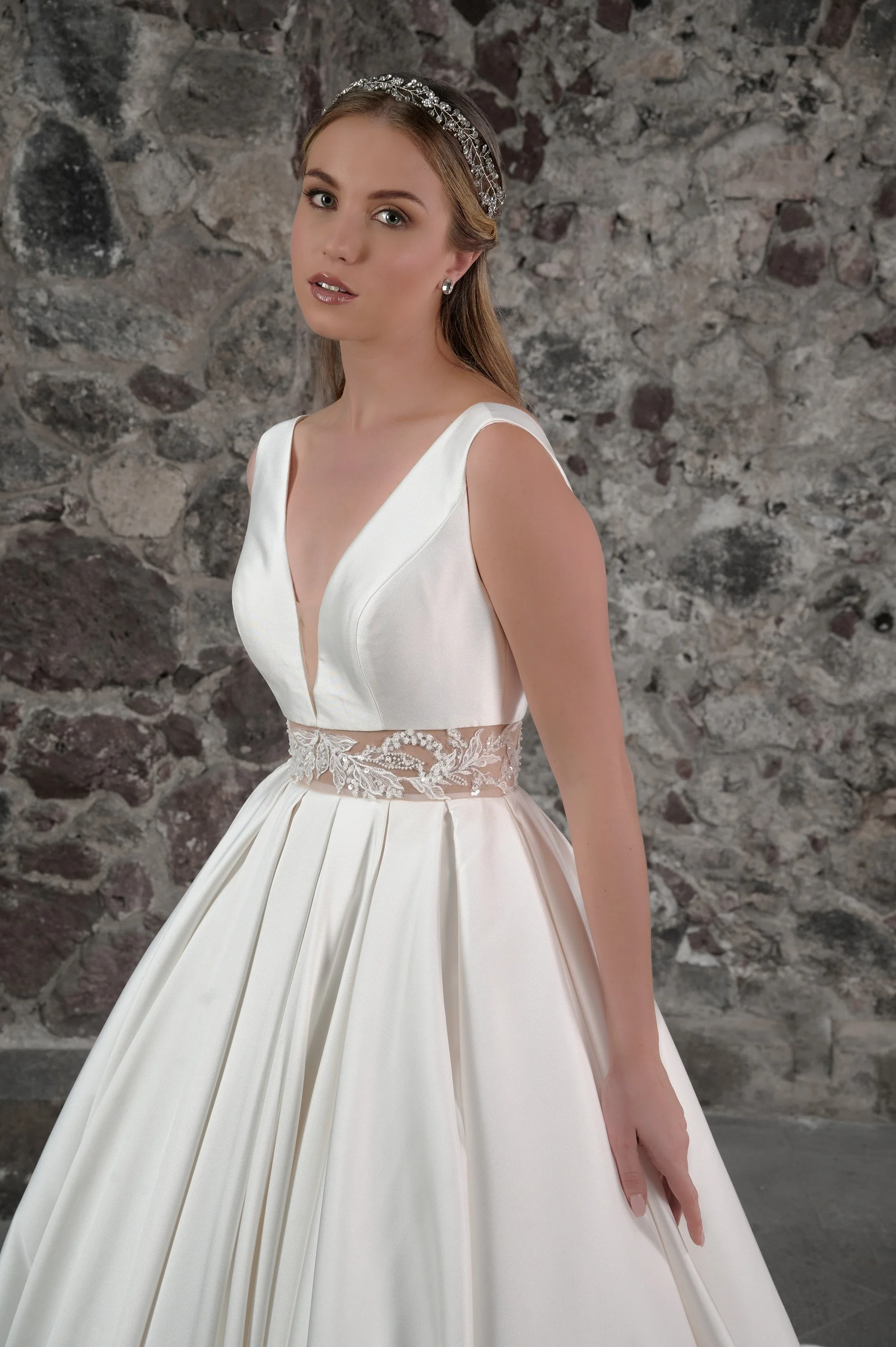 Detalle del escote en V y el cinturón de encaje del vestido de novia Celia.