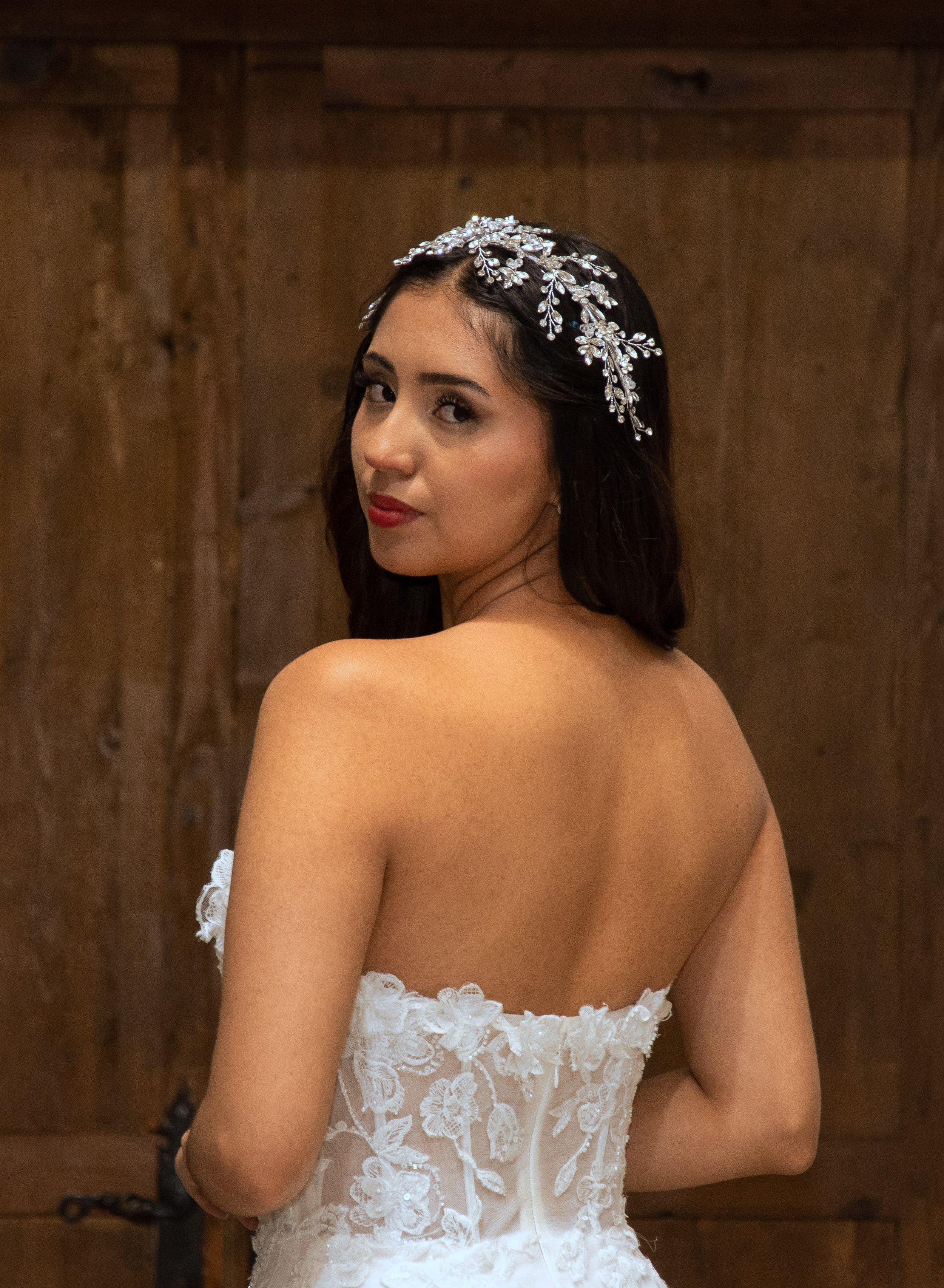 Detalle de la espalda descubierta del vestido Lucas con corsé de encaje.