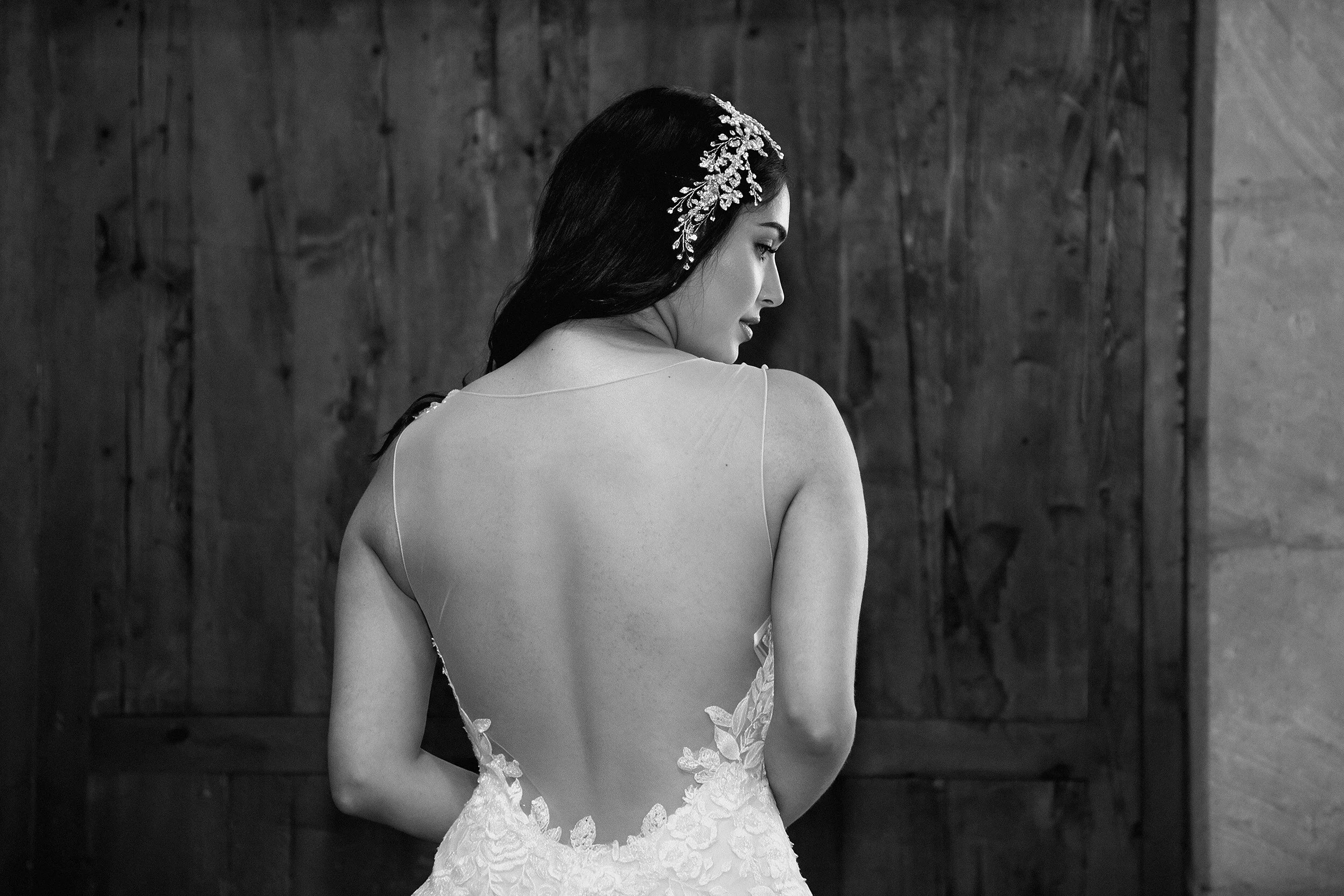 Detalle de la espalda de ilusión con encaje del vestido de novia Waterford.