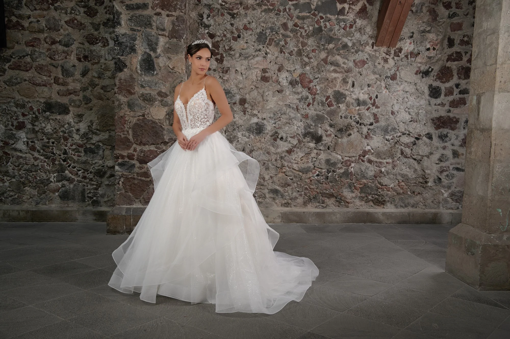 Novia con el vestido Colibri de Bridenformal, princesa de encaje floral con falda de tul en capas, vista frontal con cola.