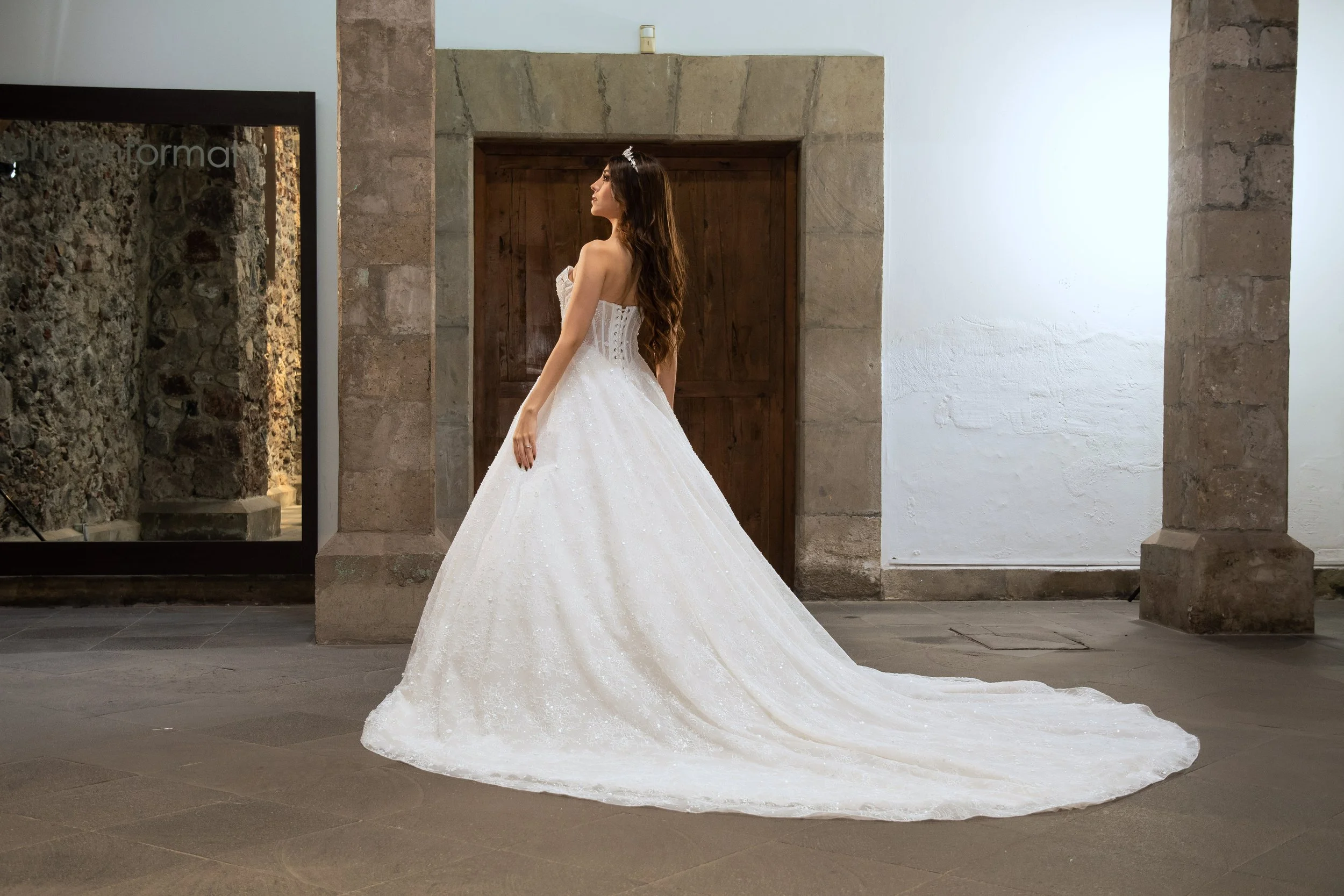 spalda del vestido Lorelain con corsé y cola amplia de línea A.