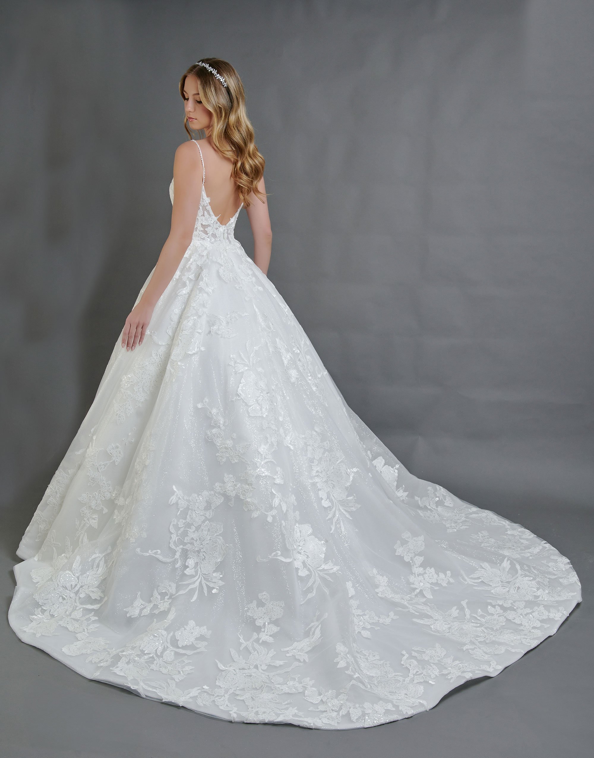 Novia con el vestido Baraquiel de Bridenformal, princesa de tul con encaje bordado, vista frontal con cola.
