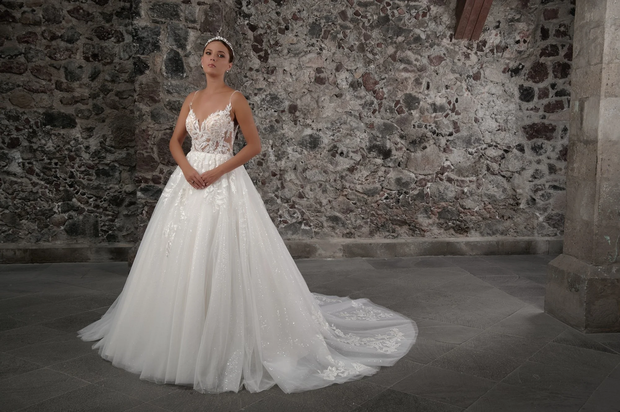 Novia con el vestido Ciro de Bridenformal, princesa de tul con brillo y escote en V, vista frontal con cola.