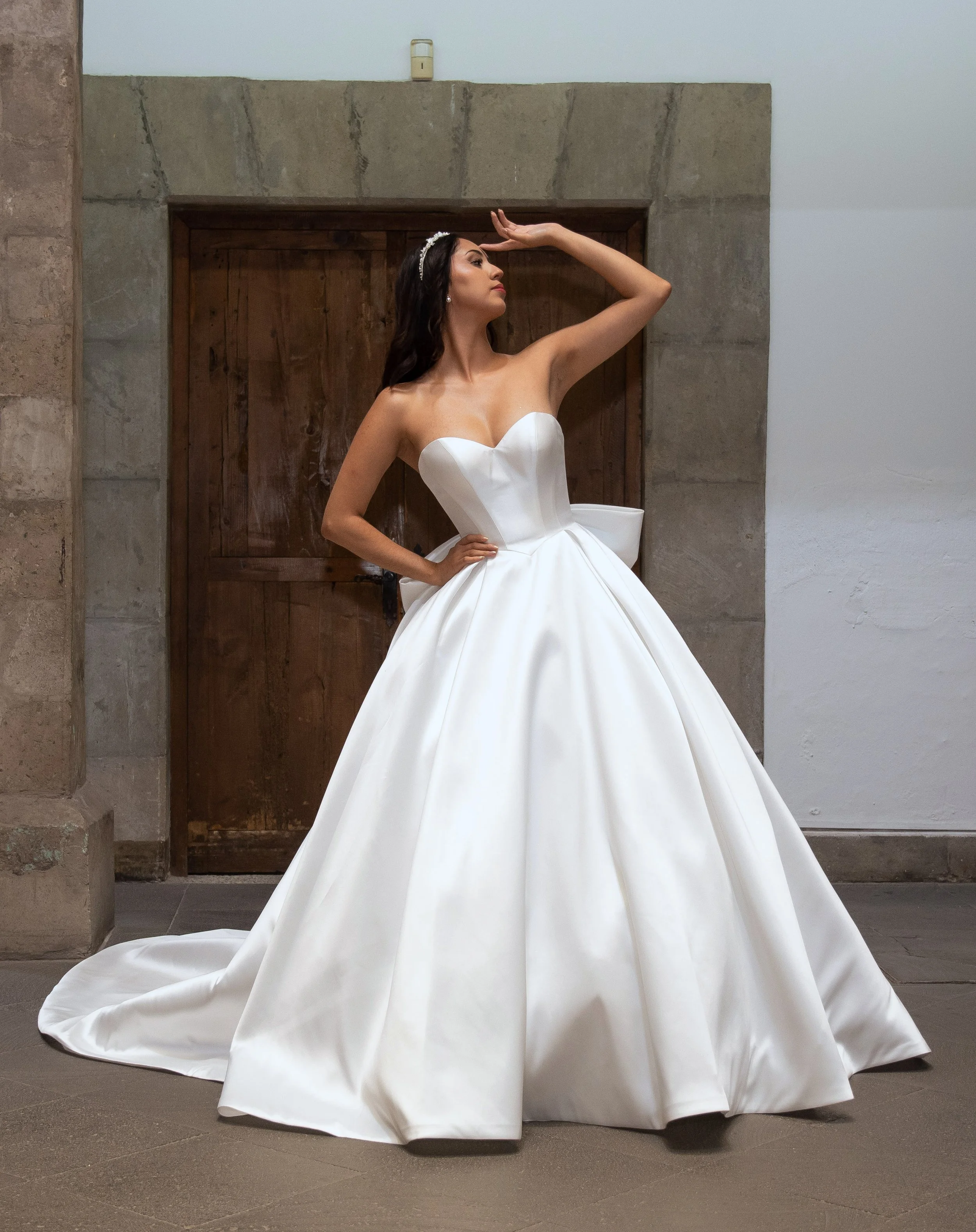 Novia con el vestido Lauren de Bridenformal, princesa de satén con escote corazón, vista frontal completa.