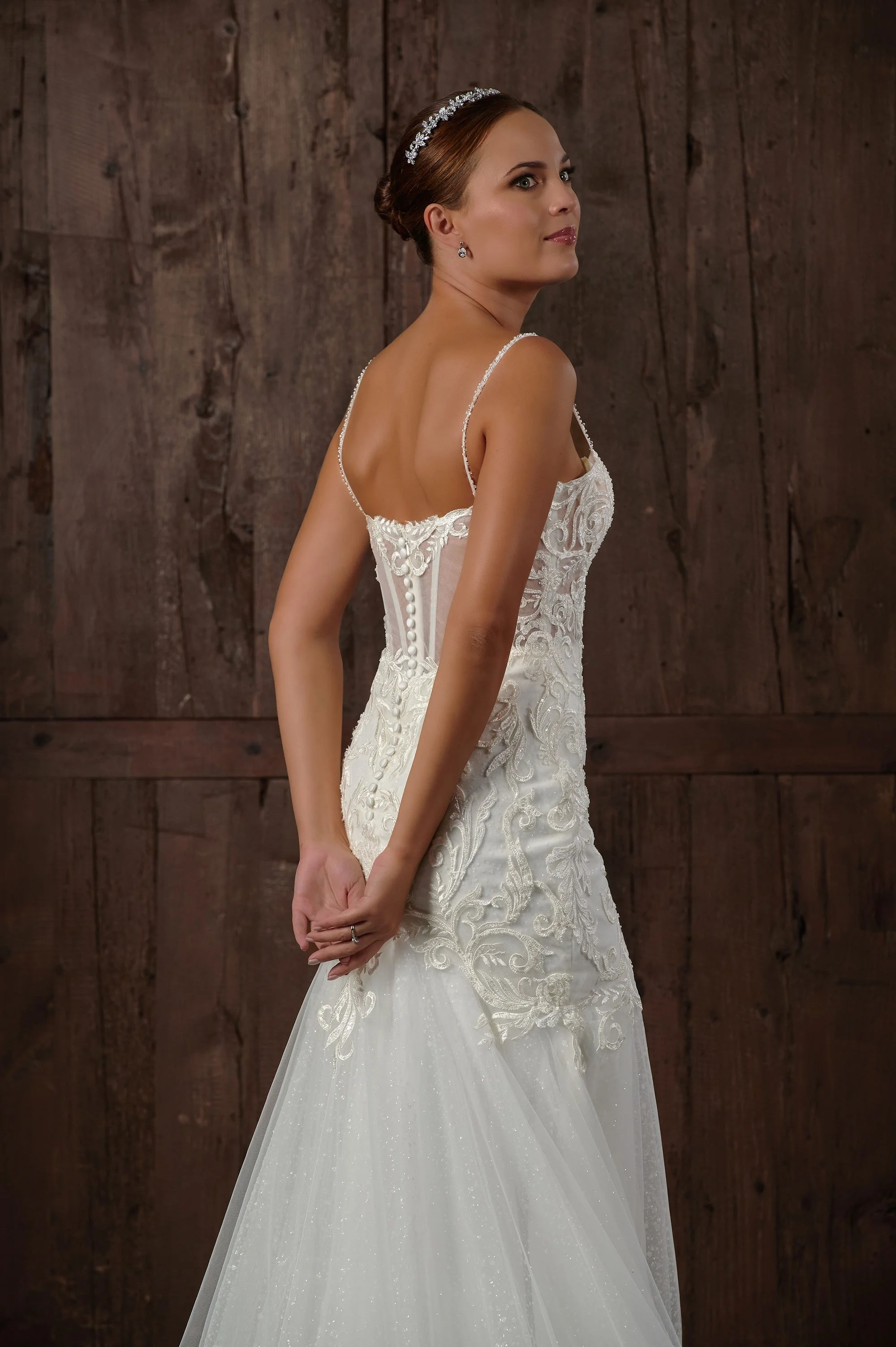 Detalle de los botones forrados y el encaje bordado del vestido de novia Qenan.