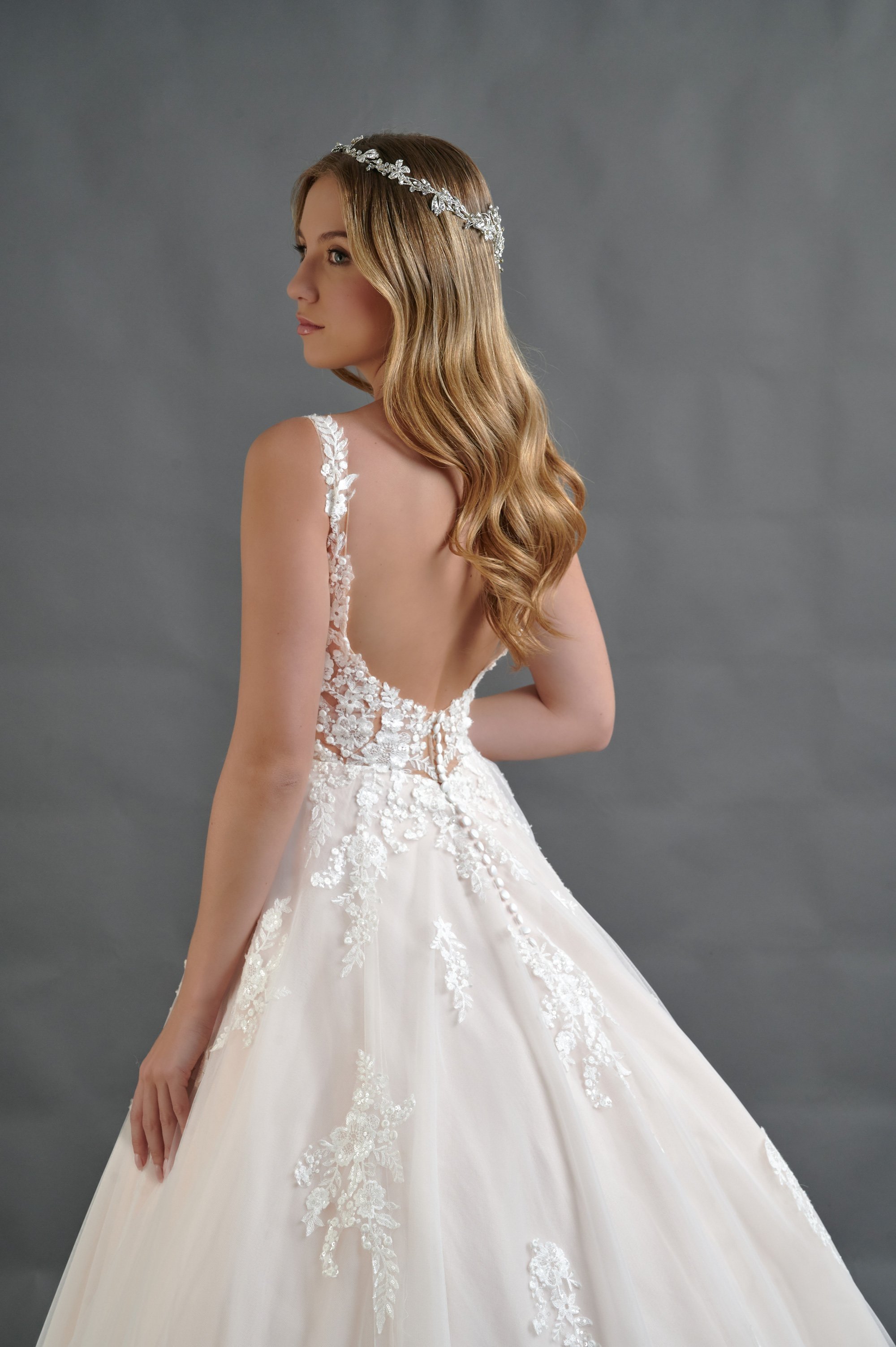 Detalle de la espalda en V del vestido de novia Belice con tirantes de encaje.