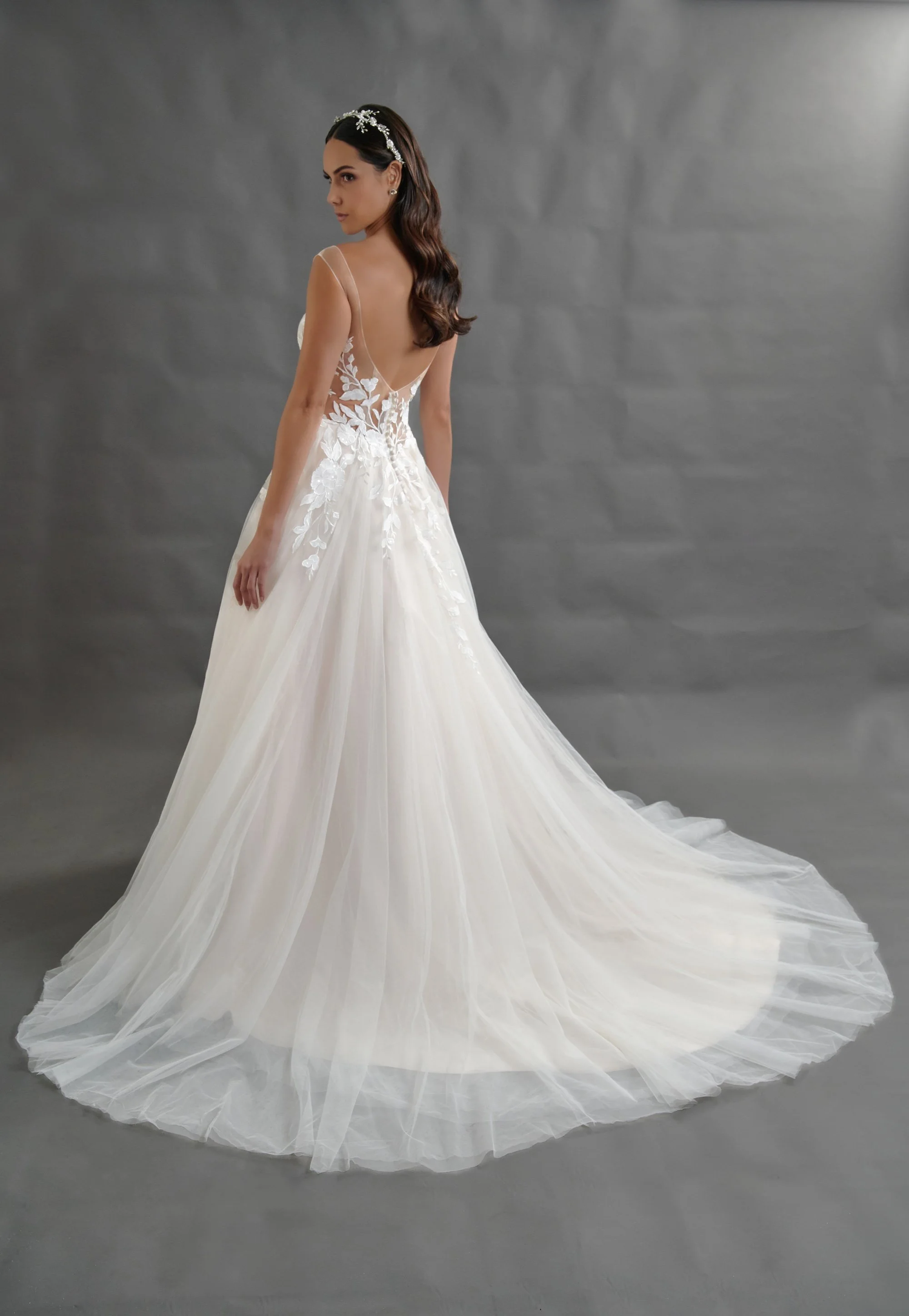 Detalle de la espalda en V del vestido de novia Bricia con encaje floral.