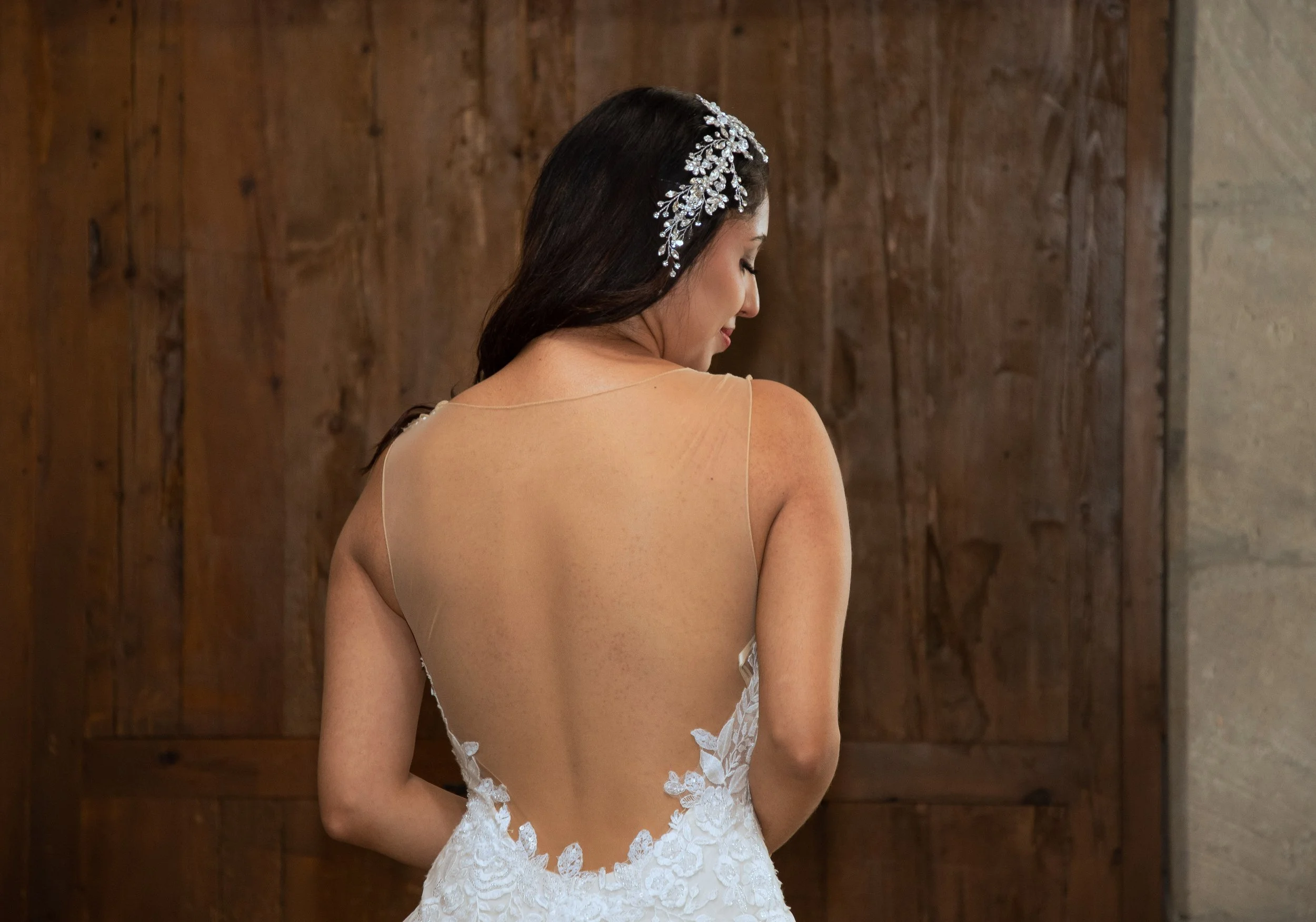 Detalle de la espalda de ilusión con encaje del vestido de novia Waterford.