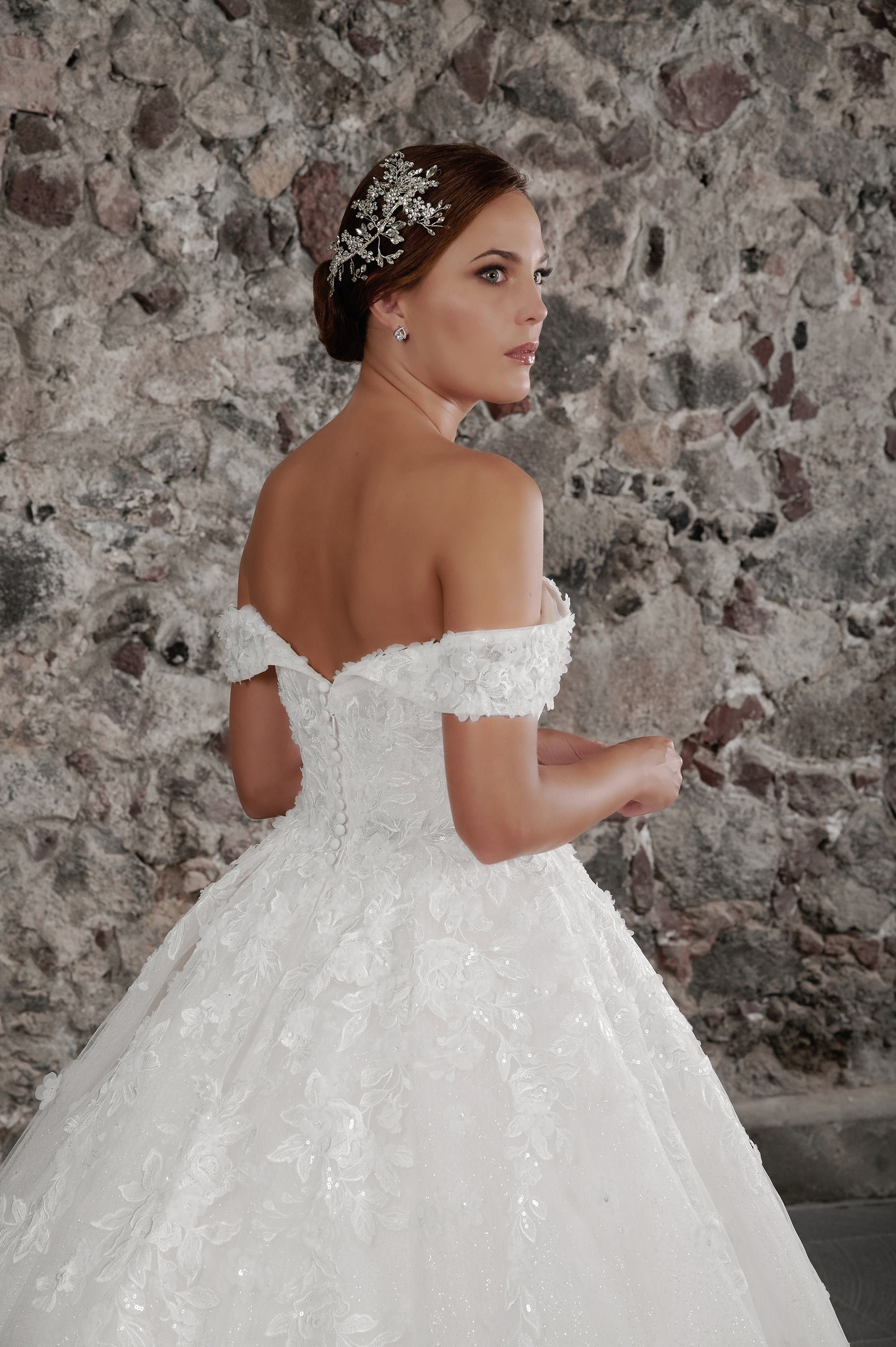 Detalle del cierre de botones y encaje floral del vestido de novia Carmina.