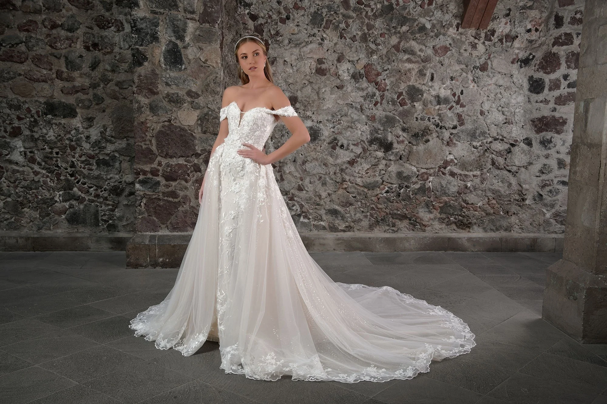 Novia con el vestido Carmesi de Bridenformal, sirena de encaje floral con sobrefalda de tul, vista frontal con cola.