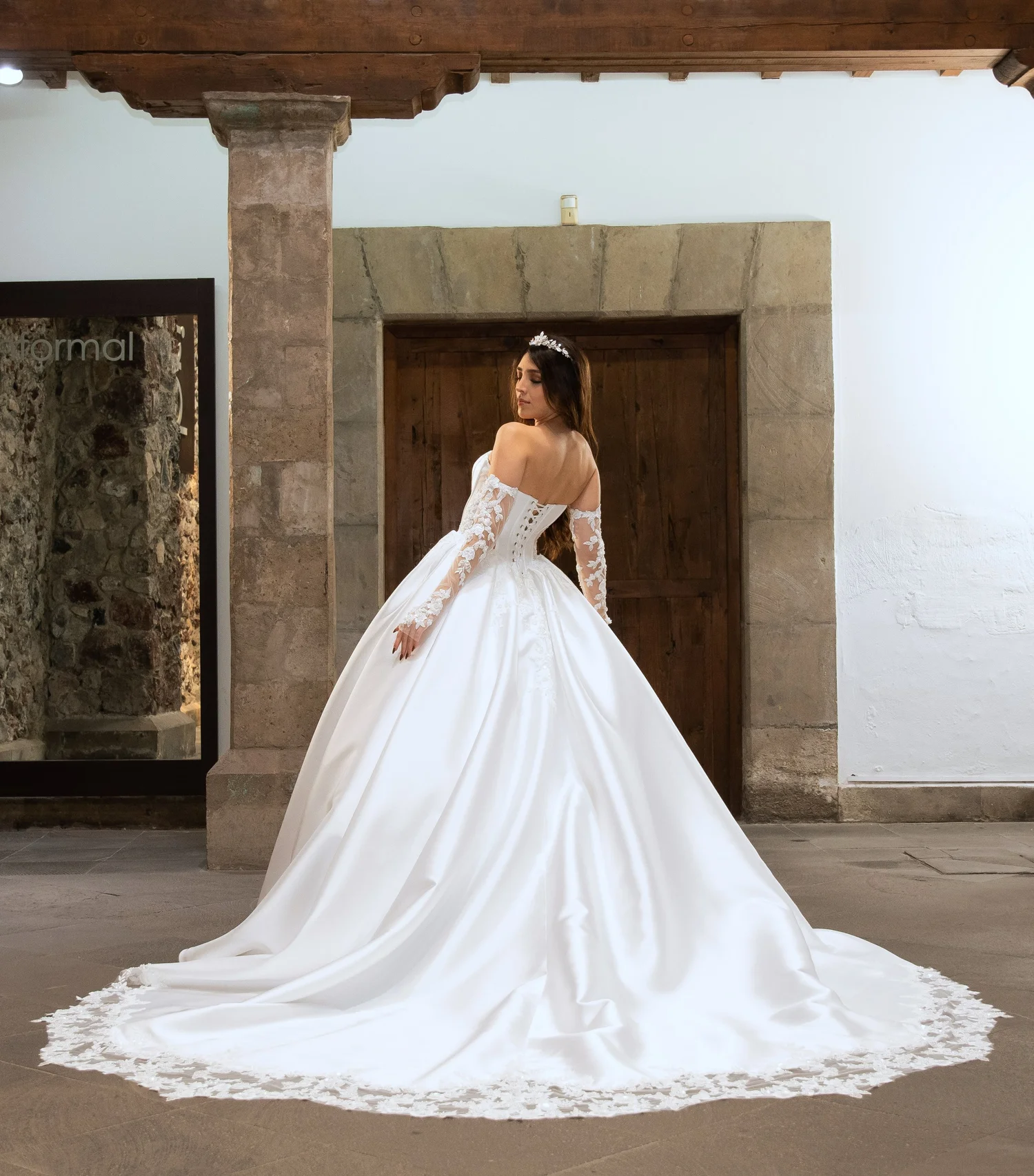 Novia con el vestido Leonor de Bridenformal, diseño princesa de la Colección 2027 con falda de mikado y cola larga de encaje