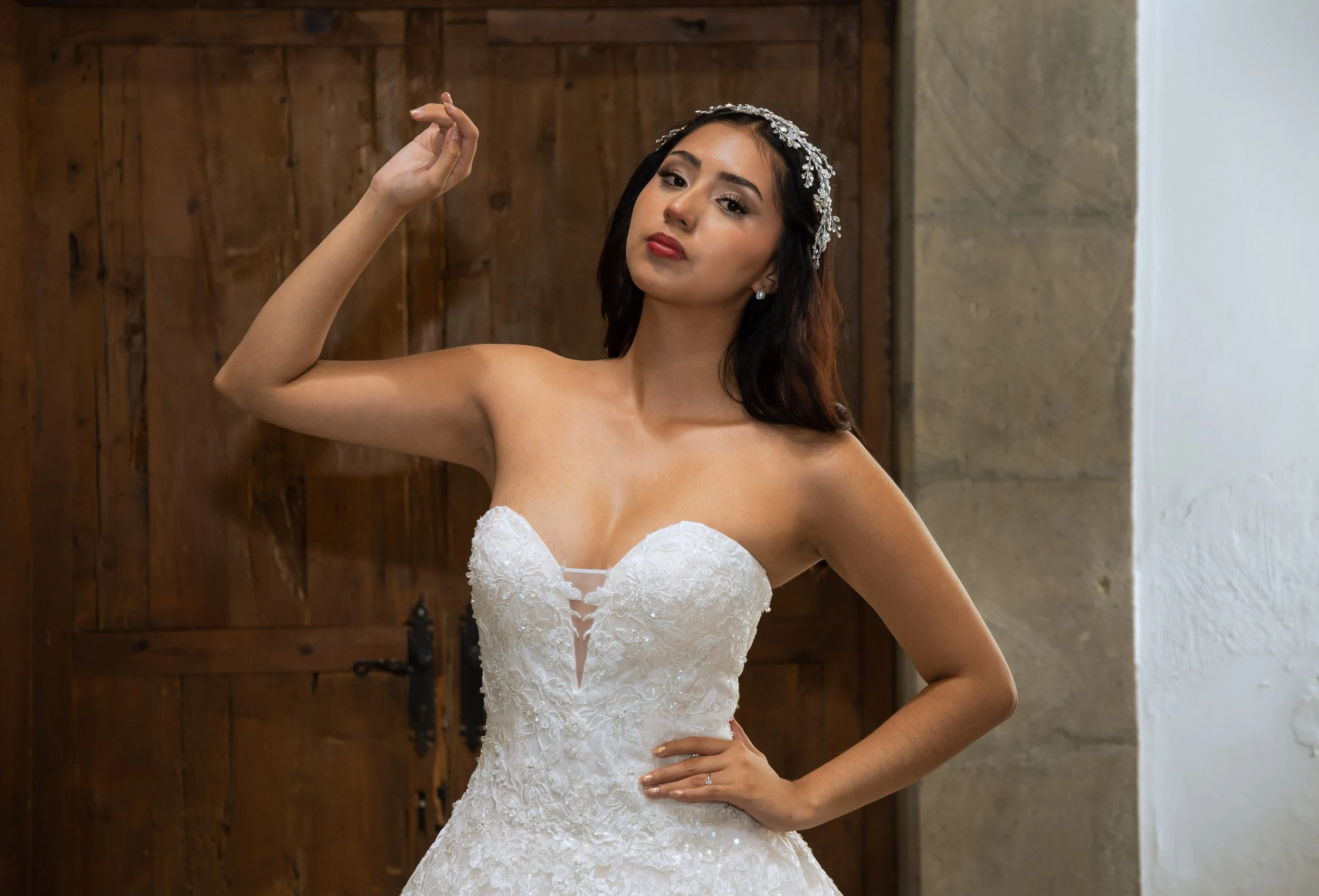 Escote corazón strapless con corsé de encaje del vestido de novia Alianza.