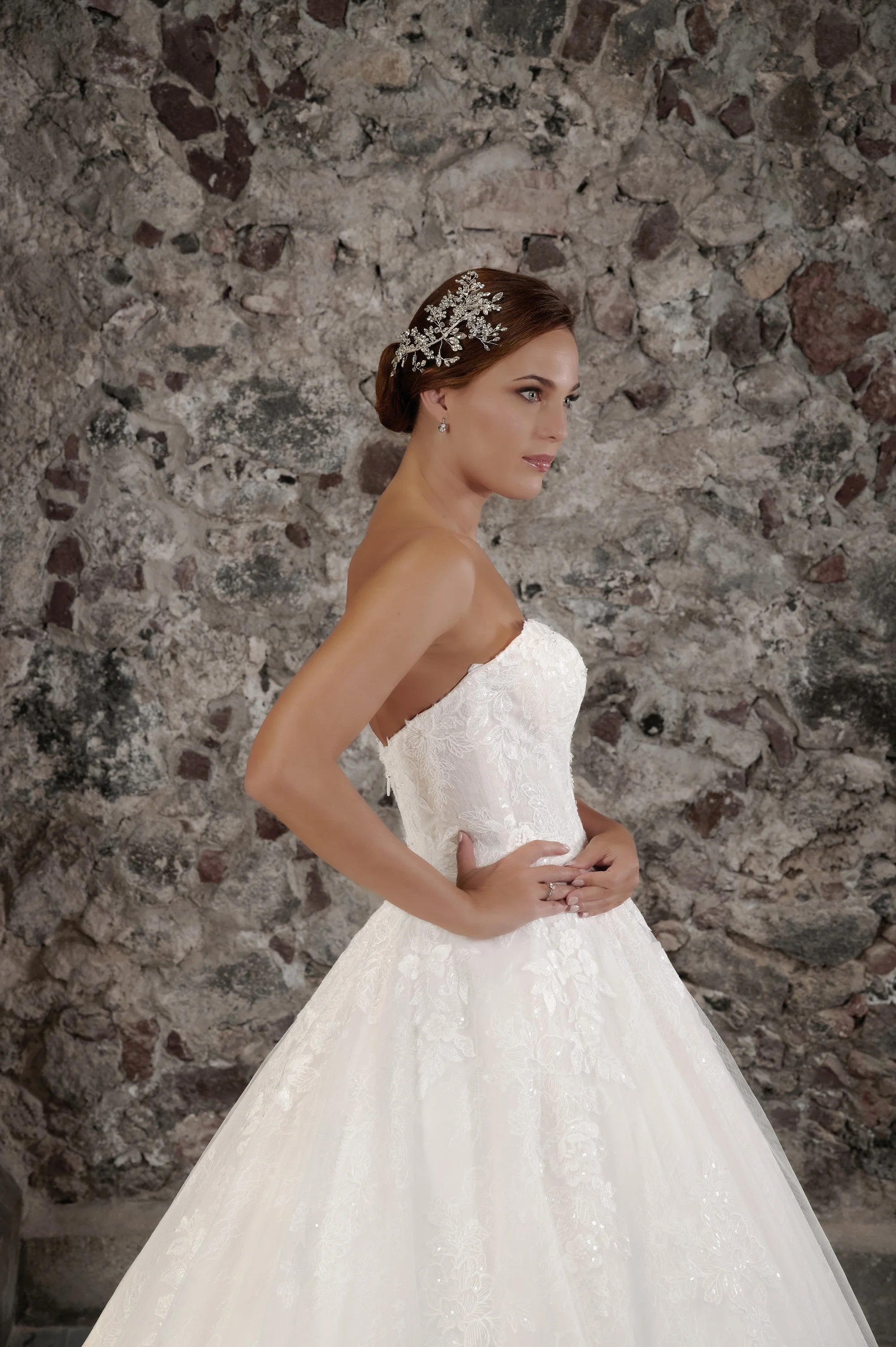 Vista lateral del vestido Calista mostrando el corpiño strapless de encaje y el volumen de la falda princesa.