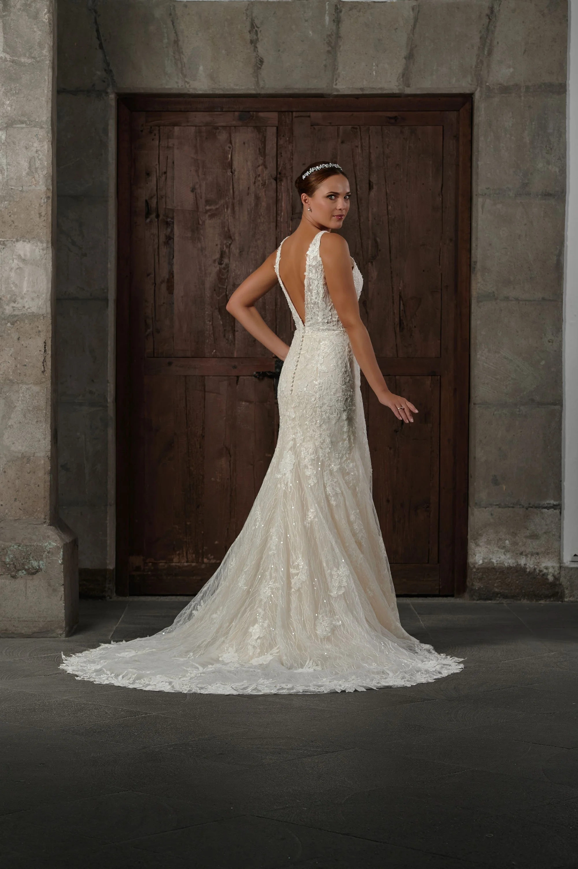 Espalda del vestido de novia Qentin con escote en V, botones forrados y cola larga.